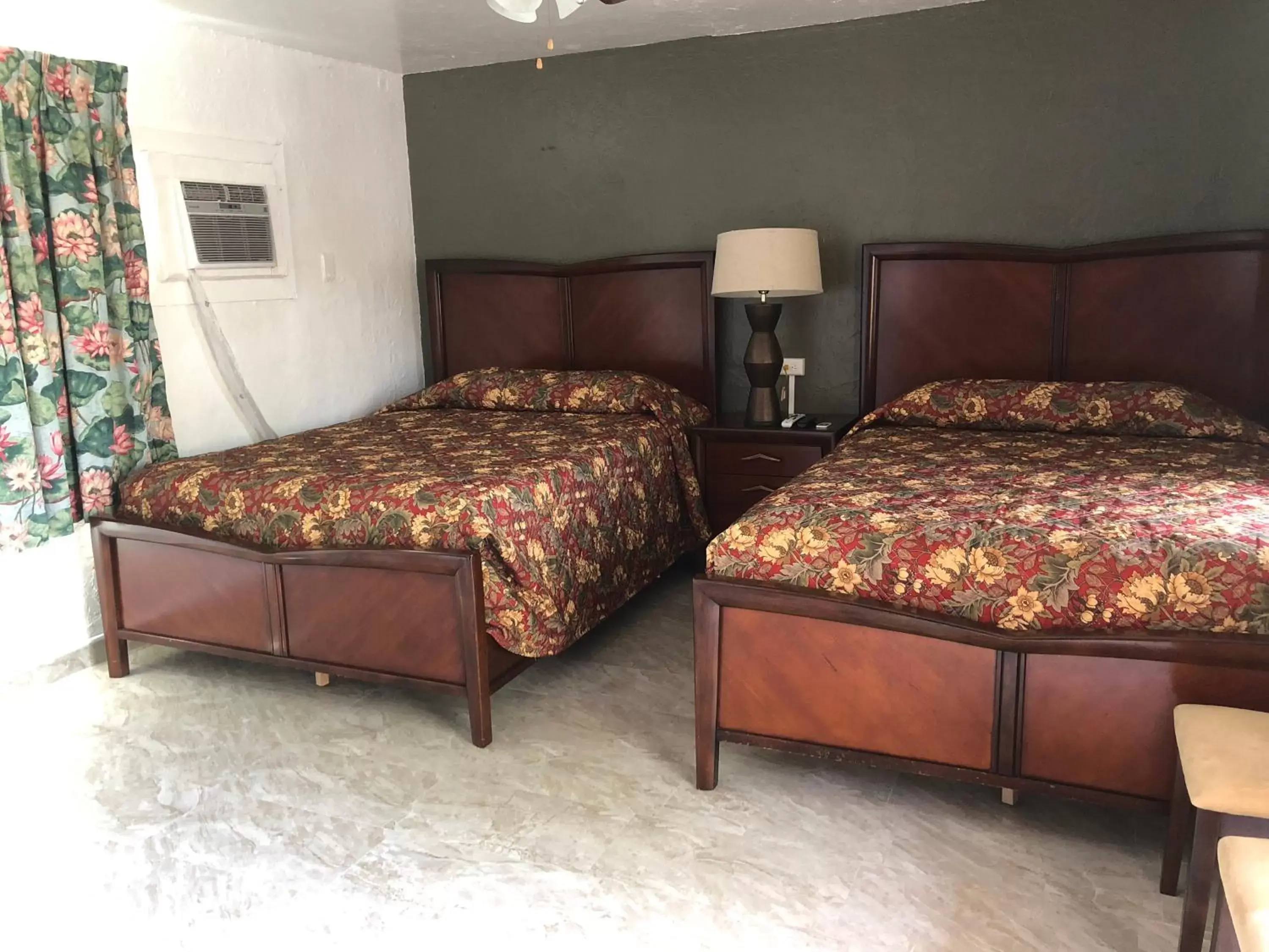 Bed in Glades Motel - Naples