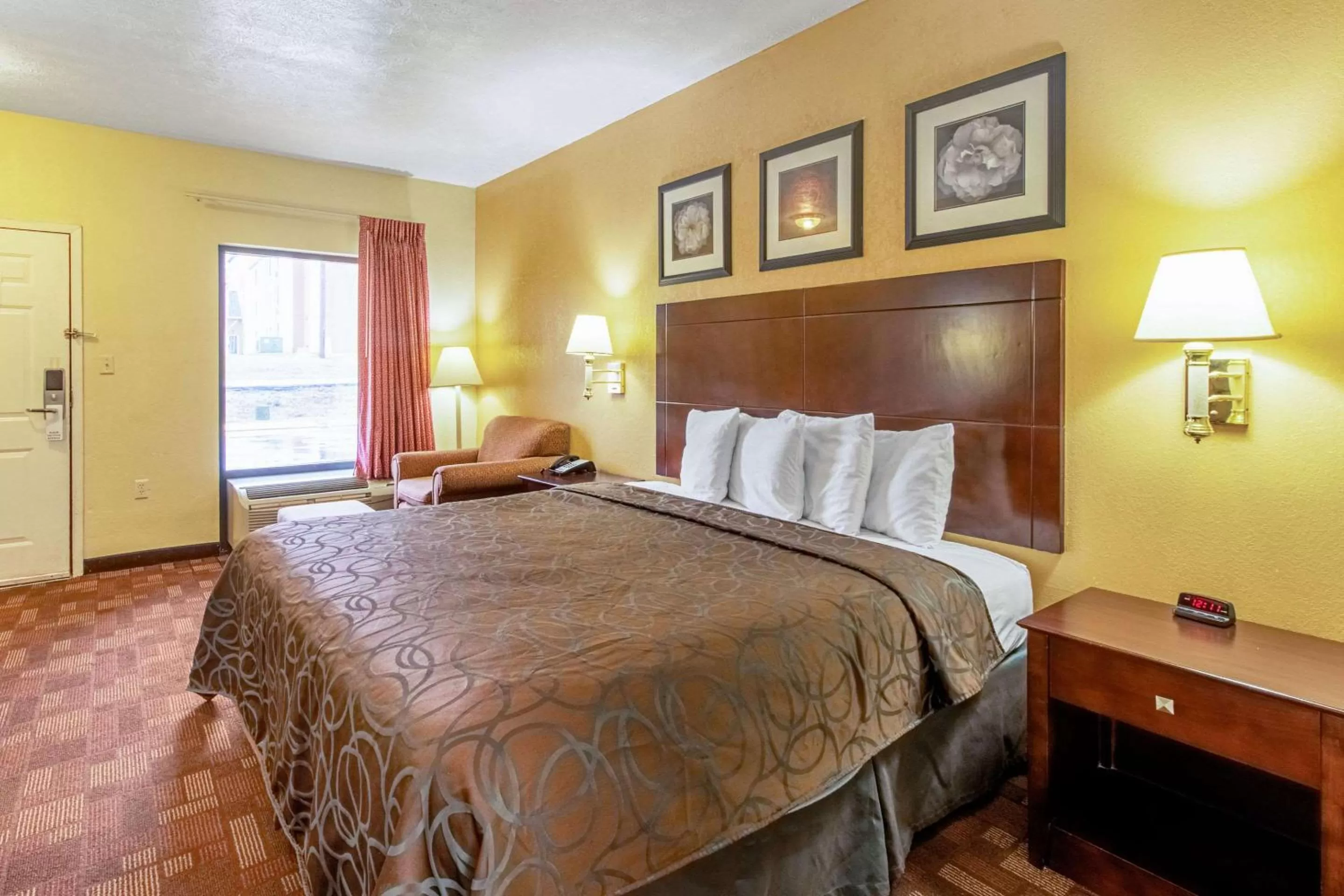 Photo of the whole room, Bed in Quality Inn & Suites Dickson