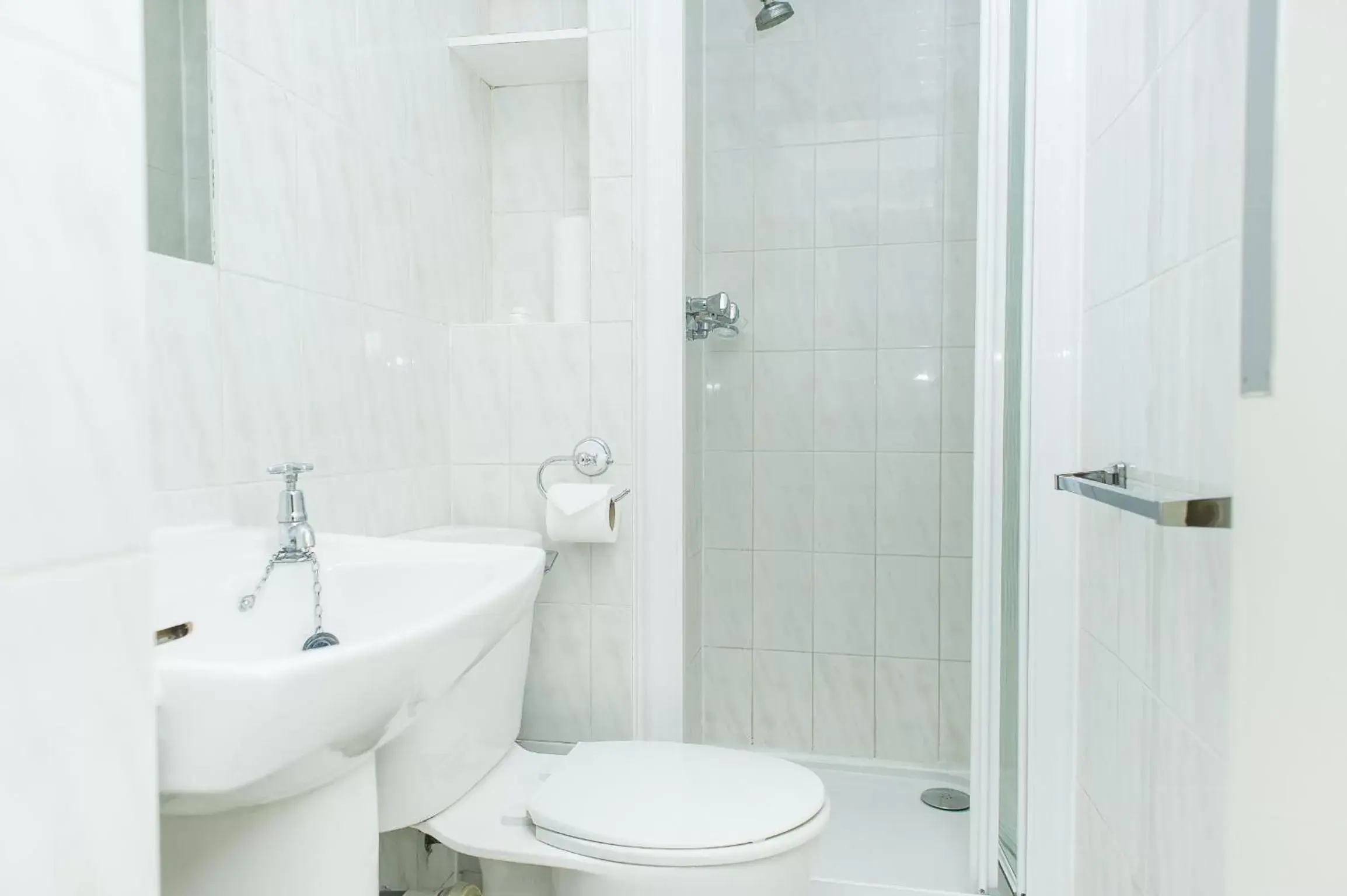 Shower, Bathroom in Avonmore Hotel