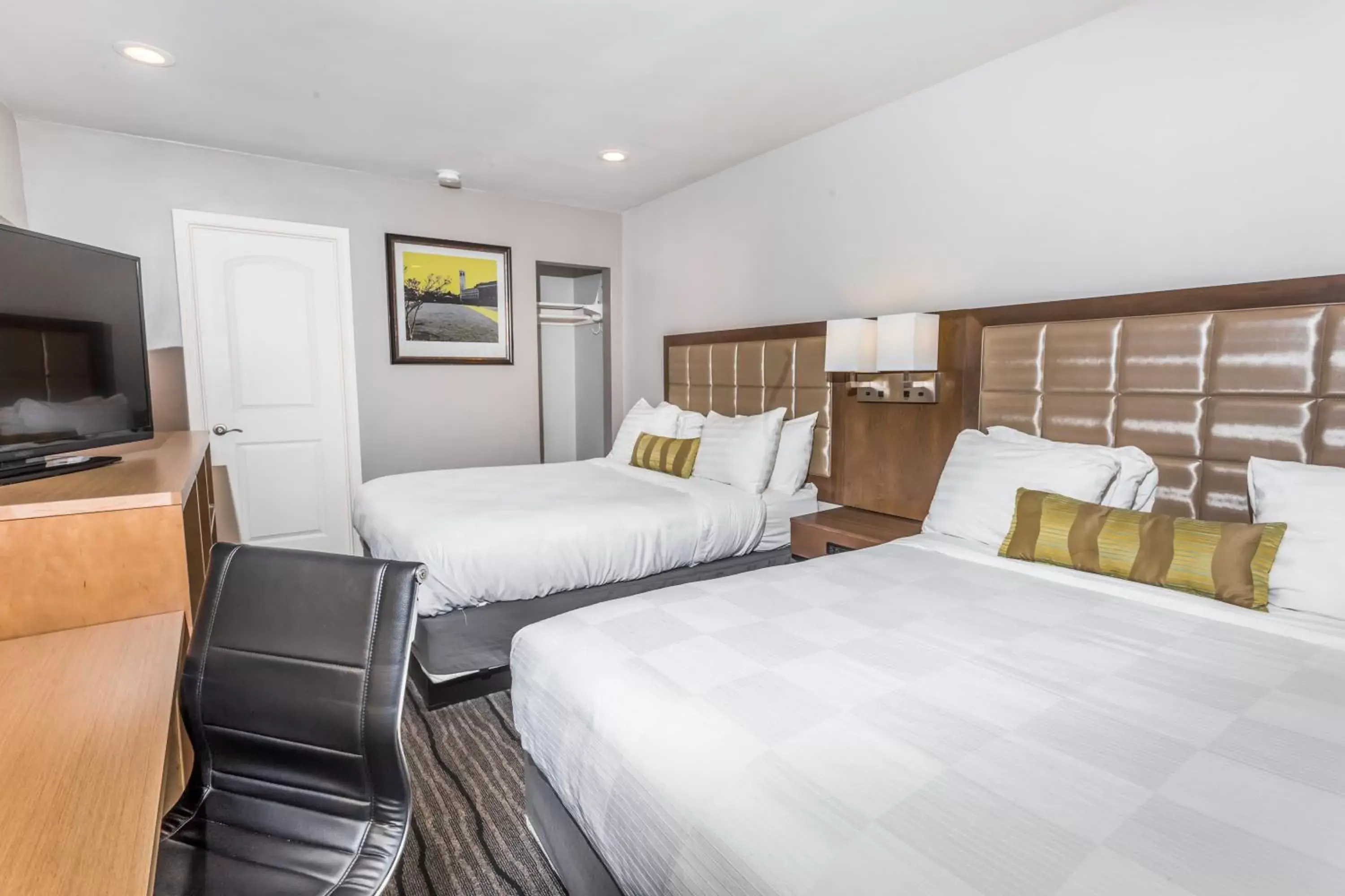 Bedroom, Bed in Travelodge by Wyndham Berkeley