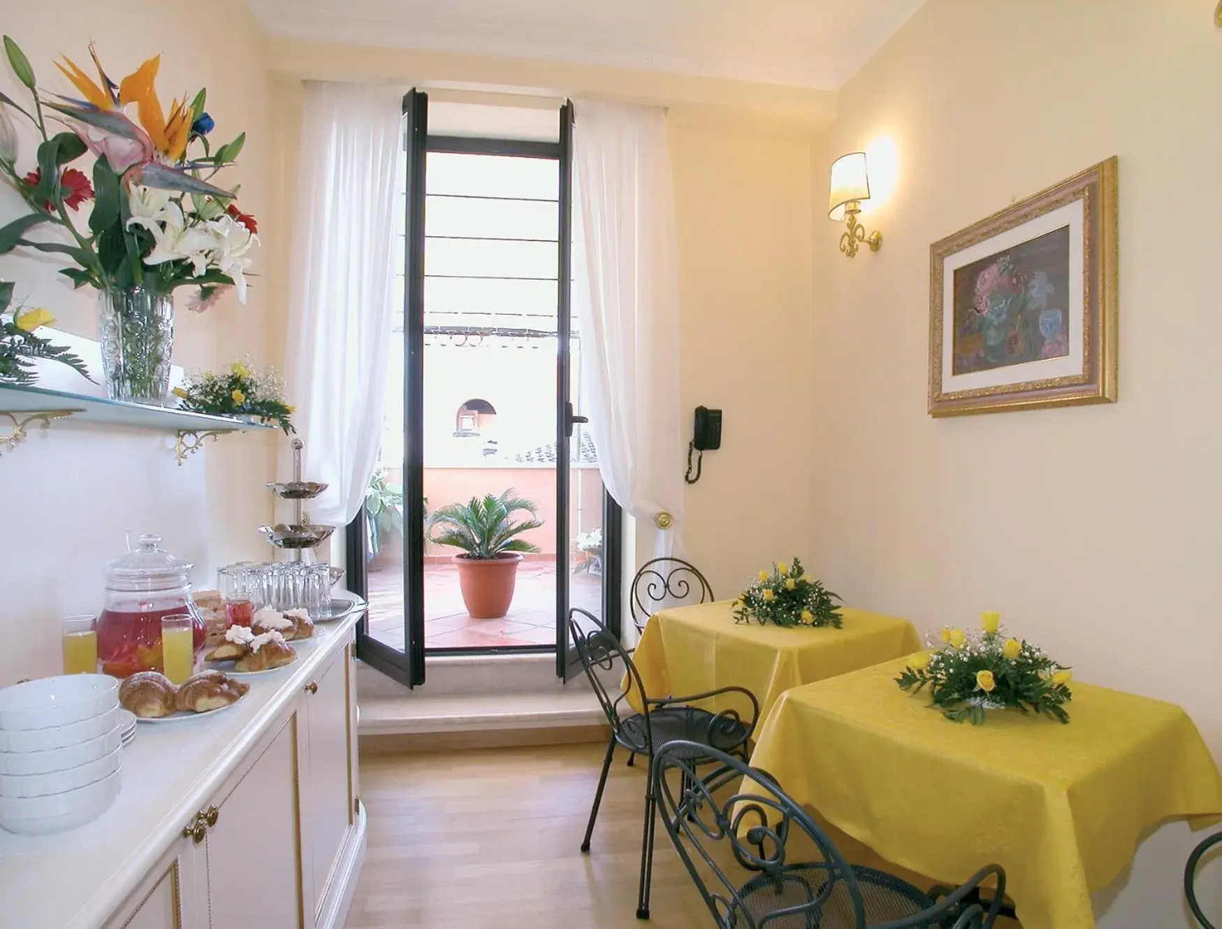 Restaurant/places to eat, Dining Area in Hotel La Lumiere Di Piazza Di Spagna