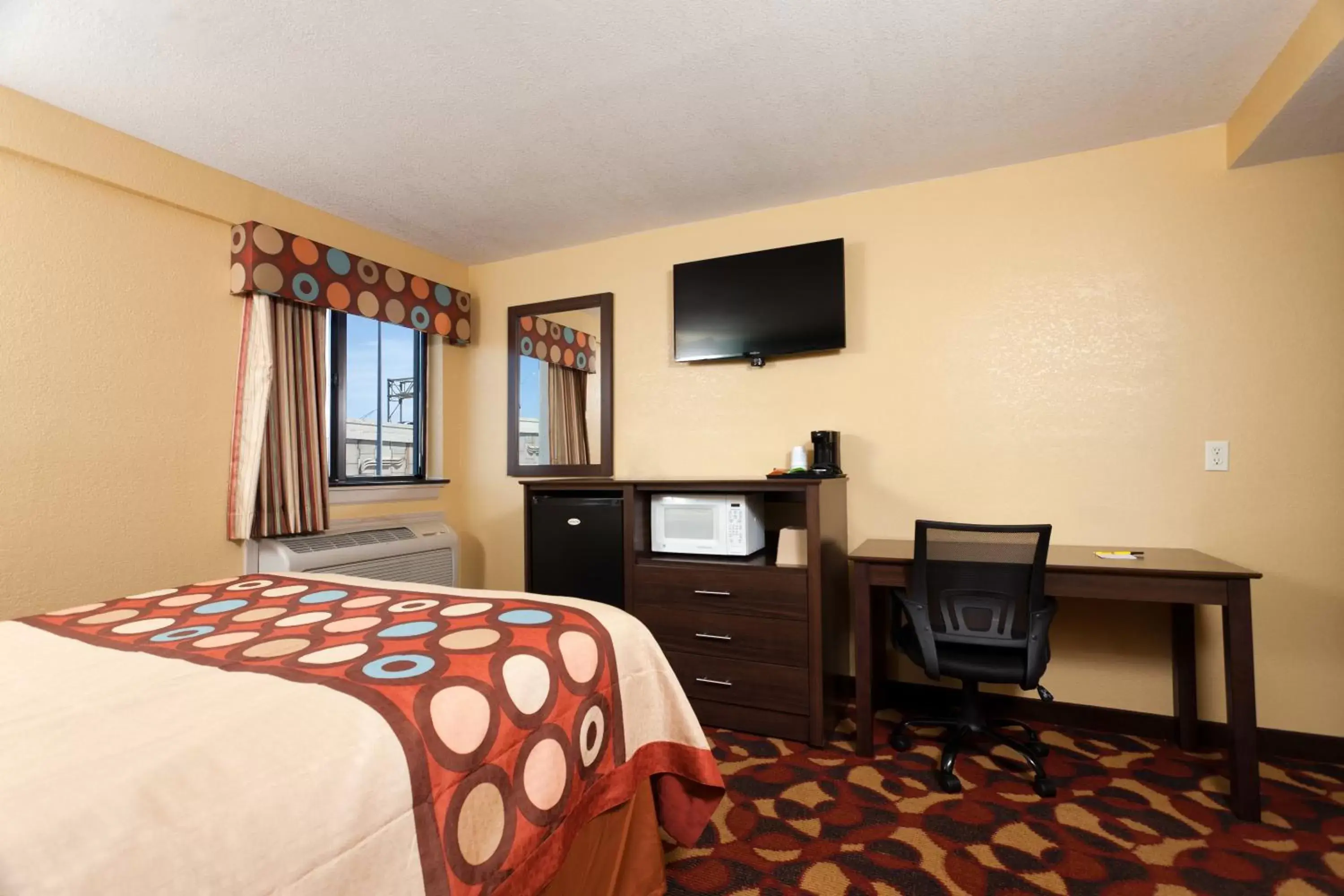 Bed, Room Photo in Super 8 by Wyndham Wichita Airport West Kellogg