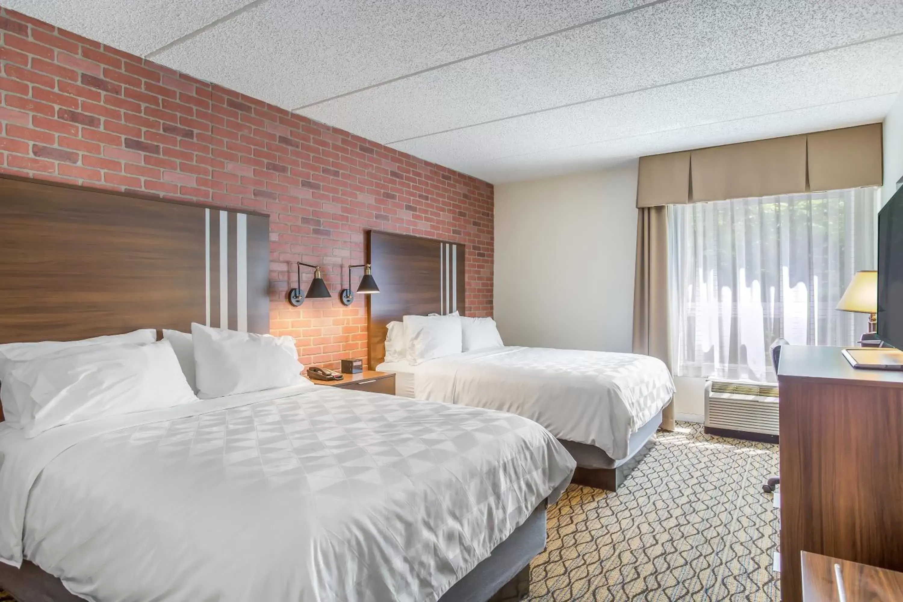 Photo of the whole room, Bed in Burrstone Inn, Ascend Hotel Collection