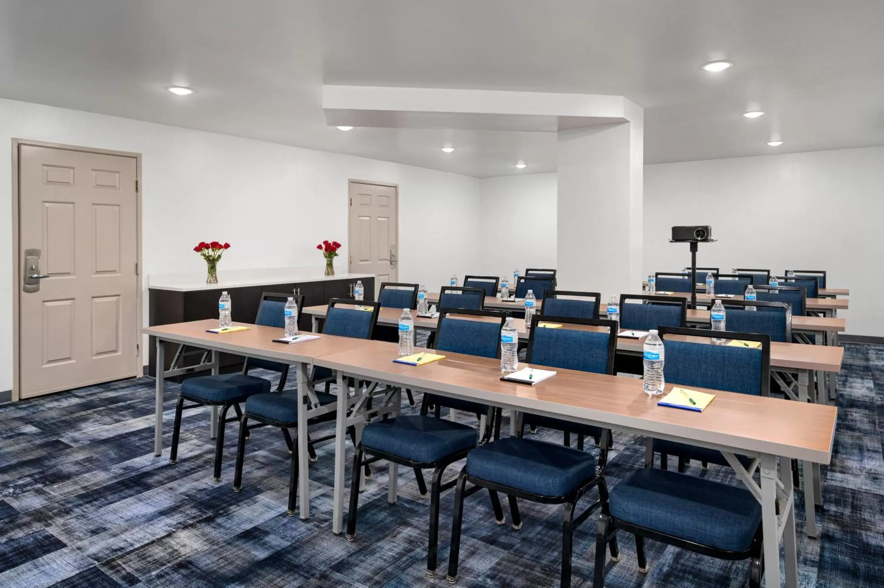 Meeting/conference room in La Quinta Inn by Wyndham Columbus Airport Area
