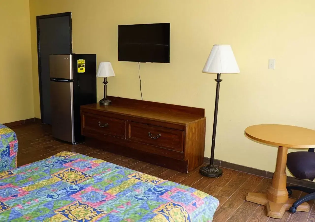 Bedroom, TV/Entertainment Center in Stay Express Inn Athens