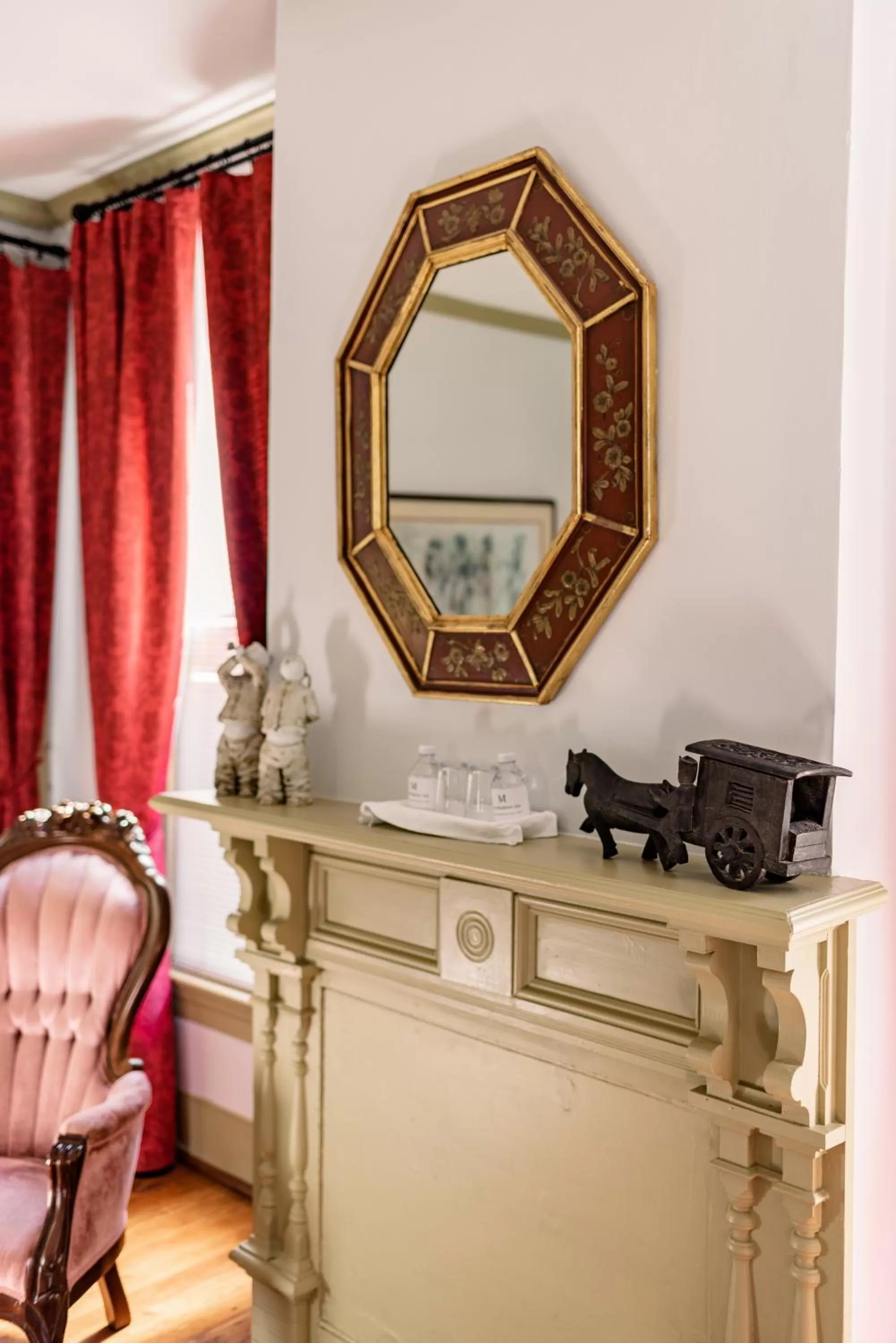 Bedroom, Bathroom in Meadows Inn