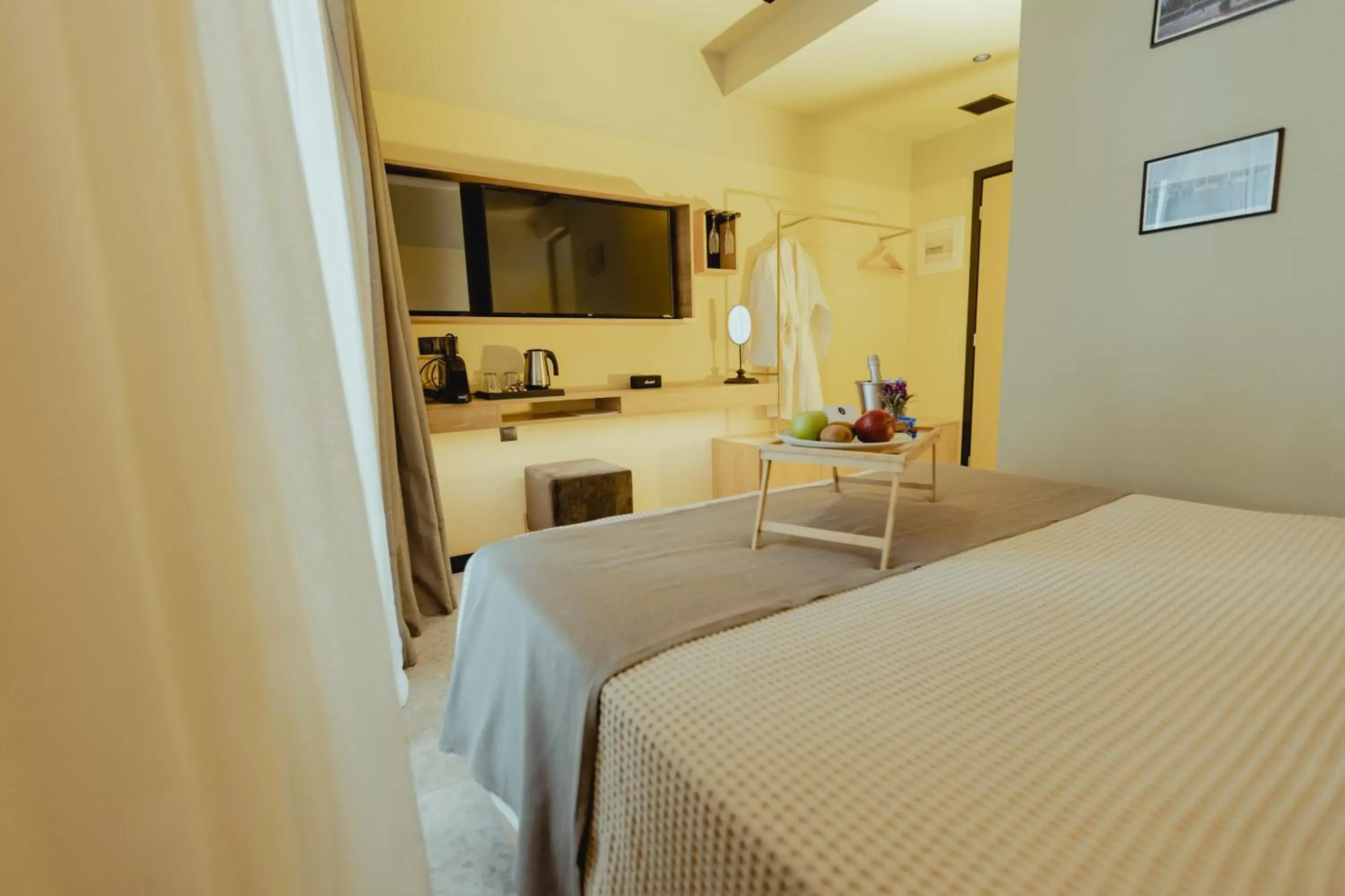 Bedroom, Kitchen/Kitchenette in Metis Urbane Living Spaces