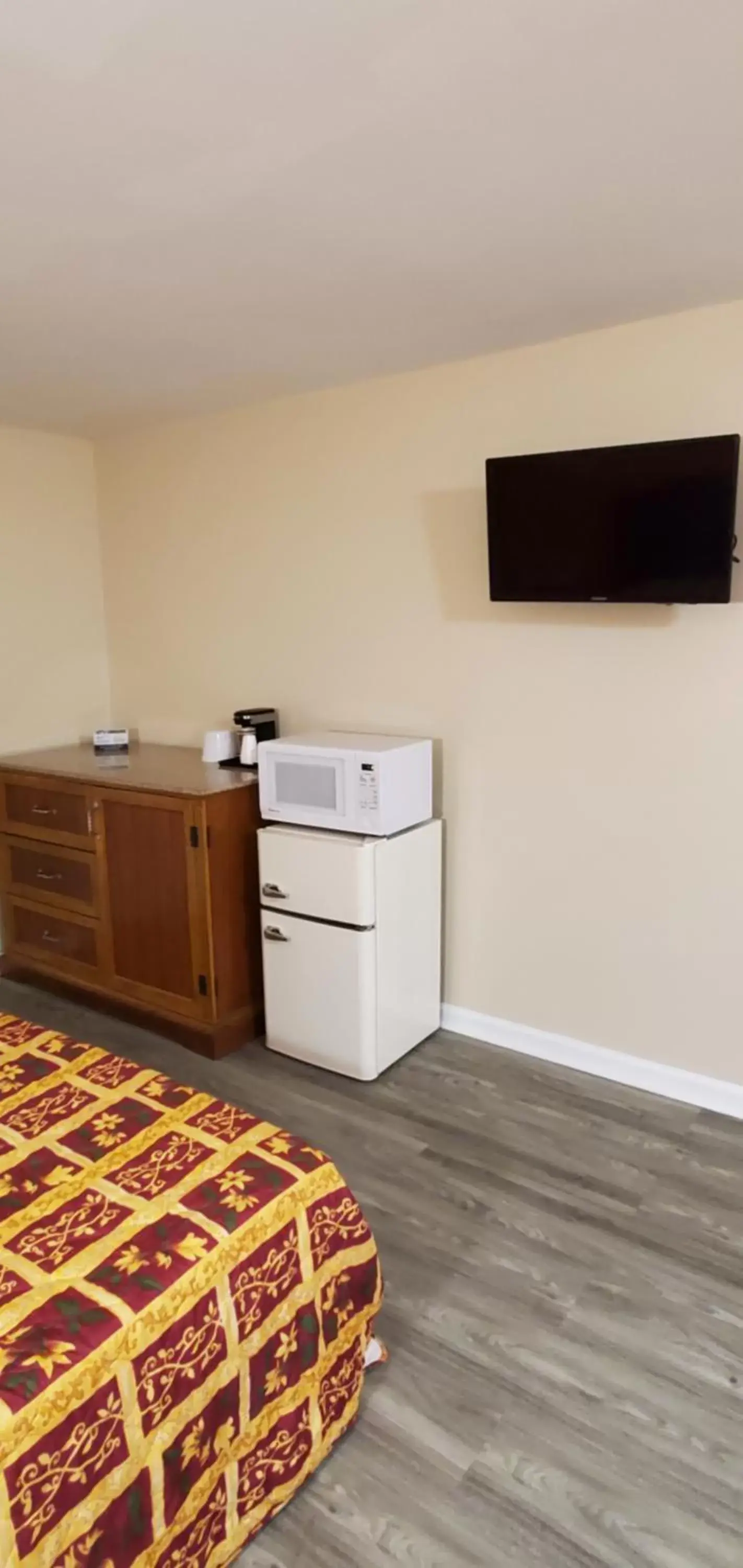 Communal kitchen, Bed in Anaheim National Inn