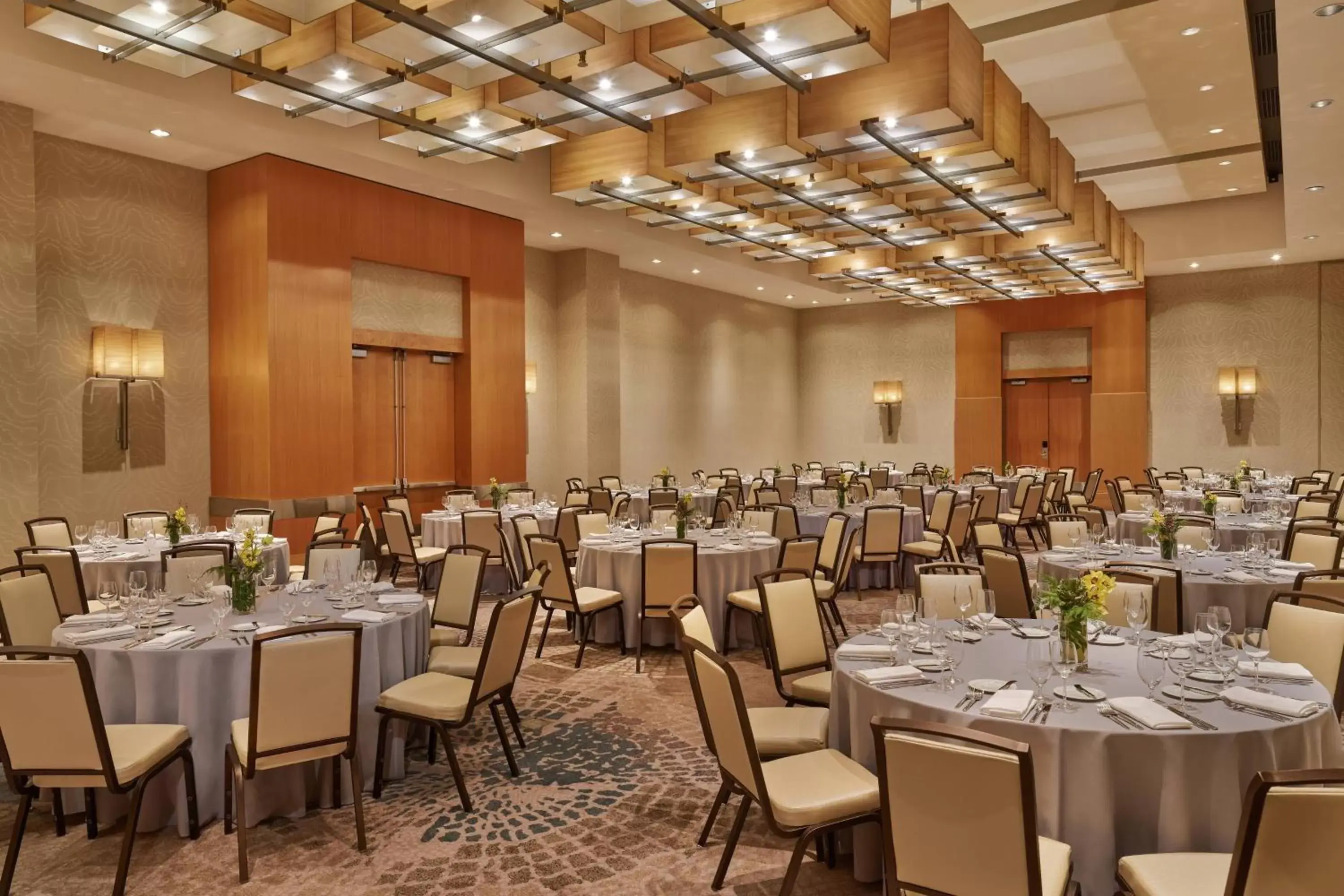 Meeting/conference room, Restaurant/Places to Eat in The Westin Detroit Metropolitan Airport