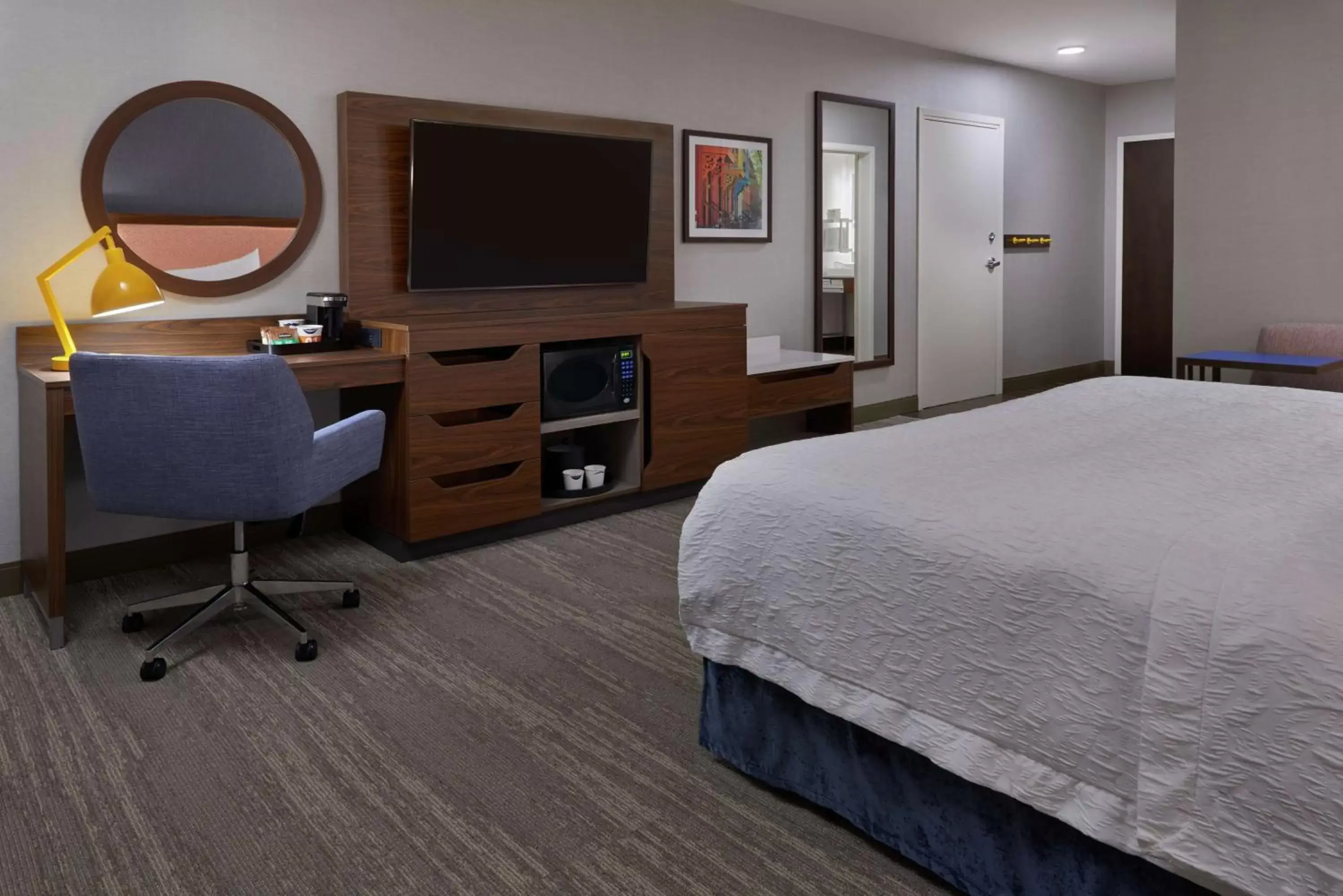 Bedroom, TV/Entertainment Center in Hampton Inn & Suites Montreal-Dorval
