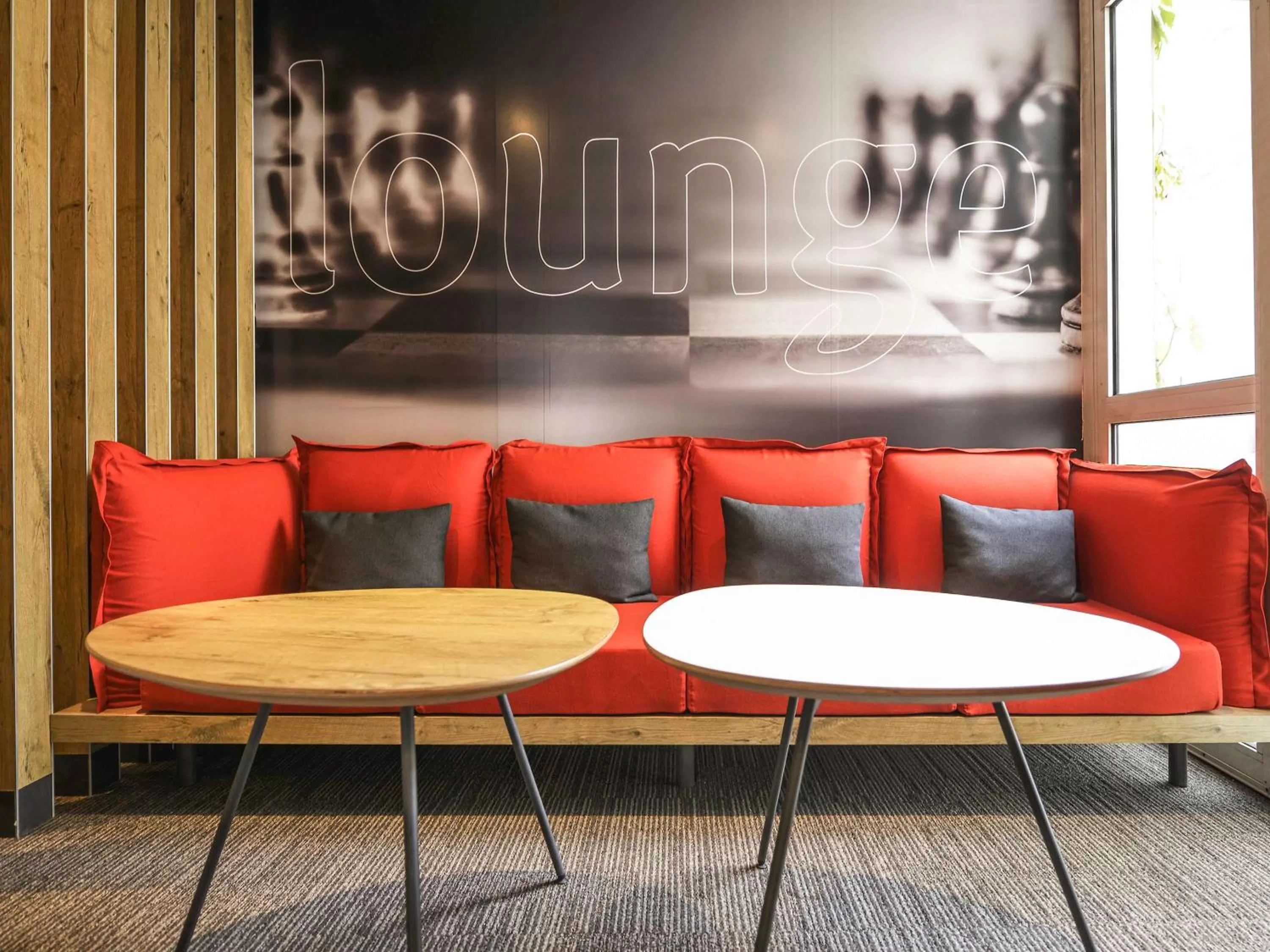 Lounge or bar in ibis Château de Fontainebleau