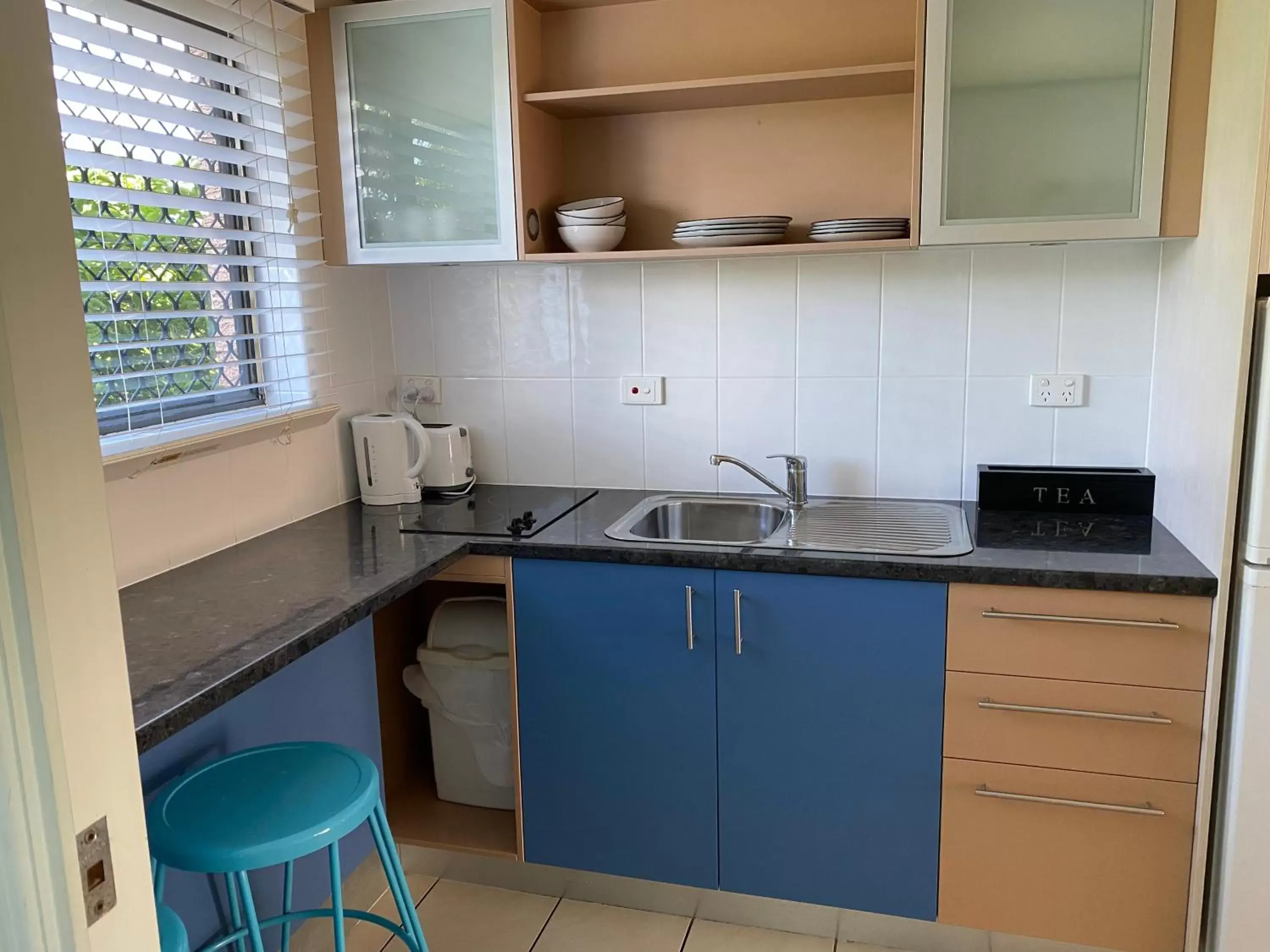 Kitchen or kitchenette, Kitchen/Kitchenette in Hervey Bay Motel