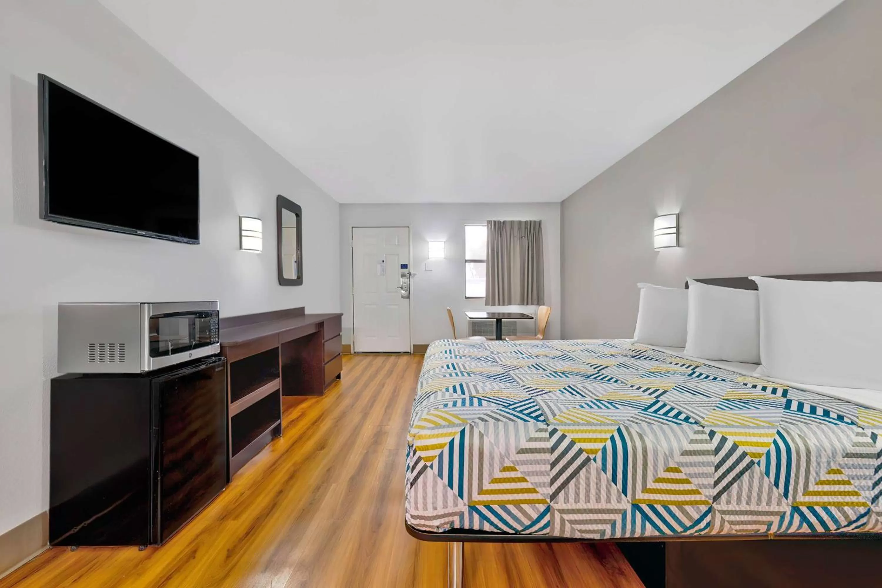 Bedroom, Bed in Motel 6-Plano, TX - Plano Northeast