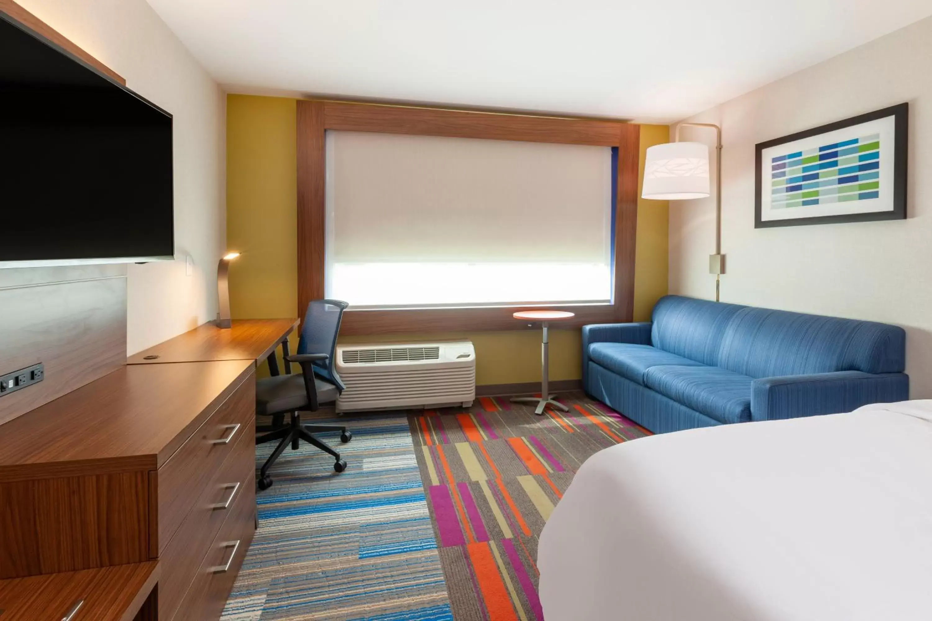 Photo of the whole room, TV/Entertainment Center in Holiday Inn Express & Suites Brunswick-Harpers Ferry Area, an IHG Hotel