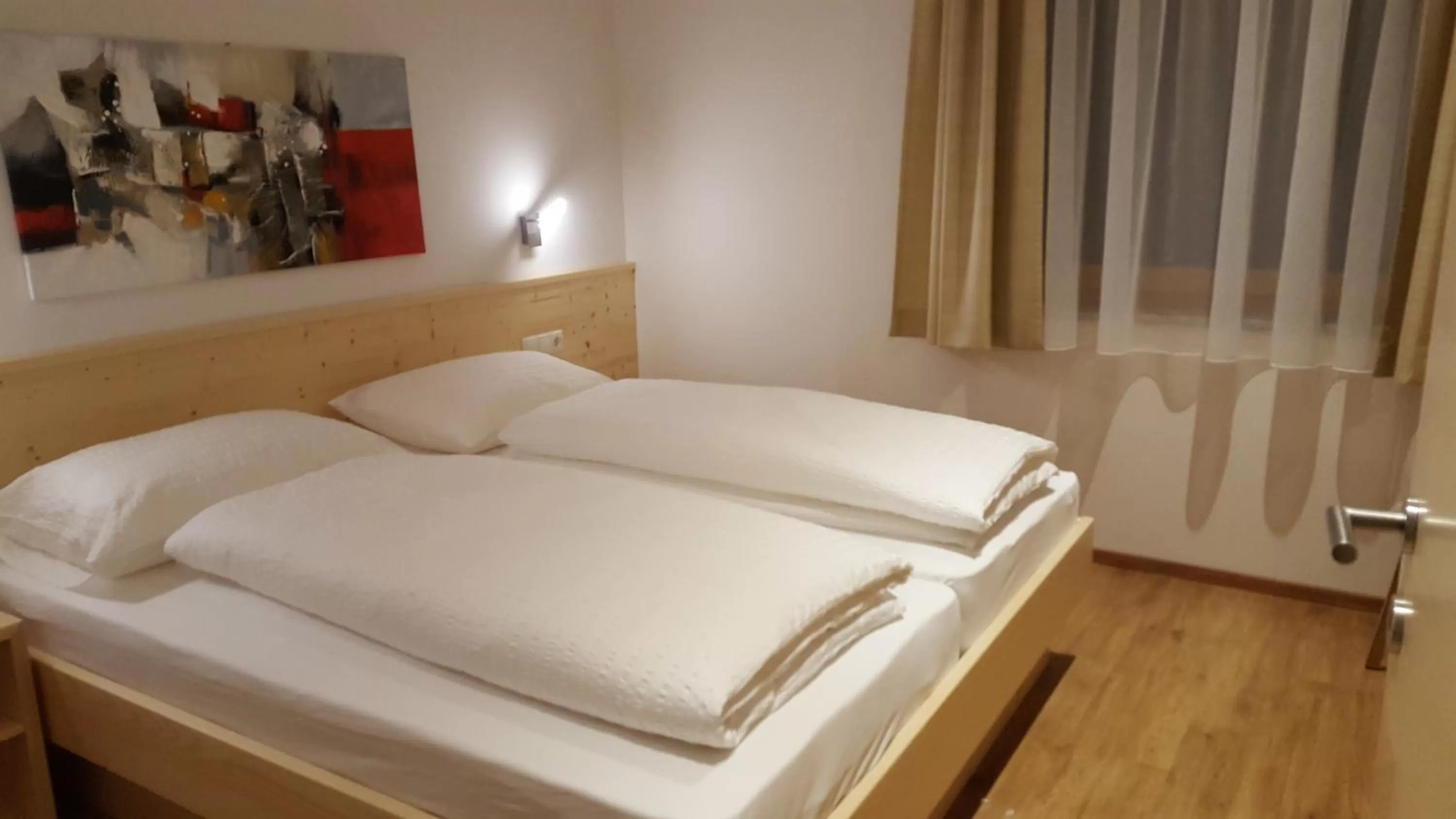 Photo of the whole room, Bed in Residence Klementhof