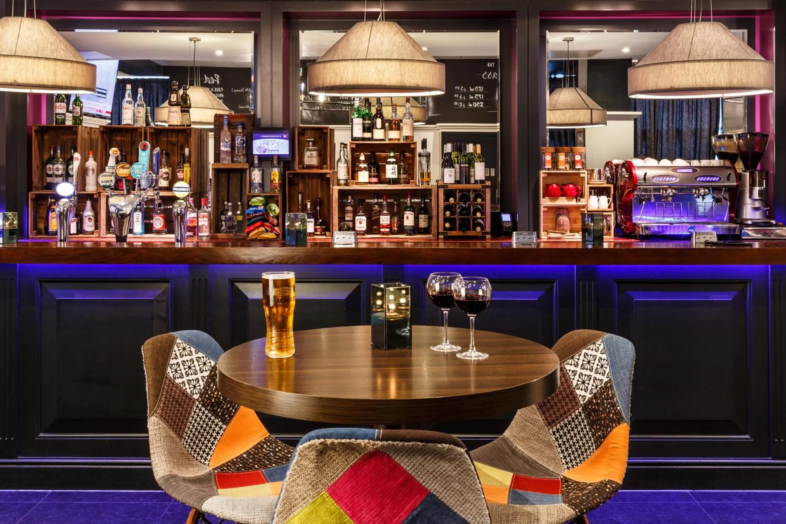 Lounge or bar in ibis Bristol Temple Meads