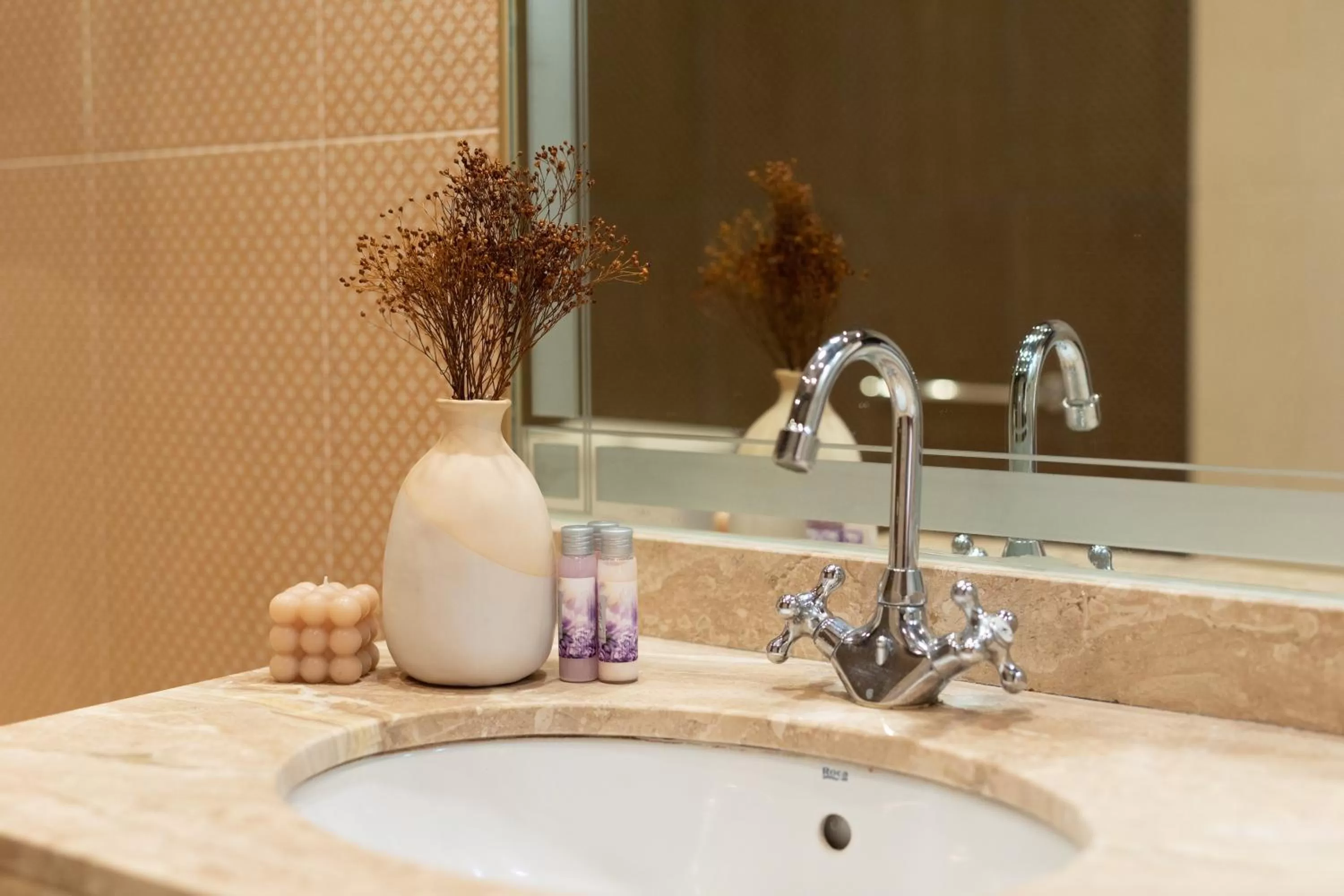 Bathroom in Hotel Roger de Flor by Seleqtta