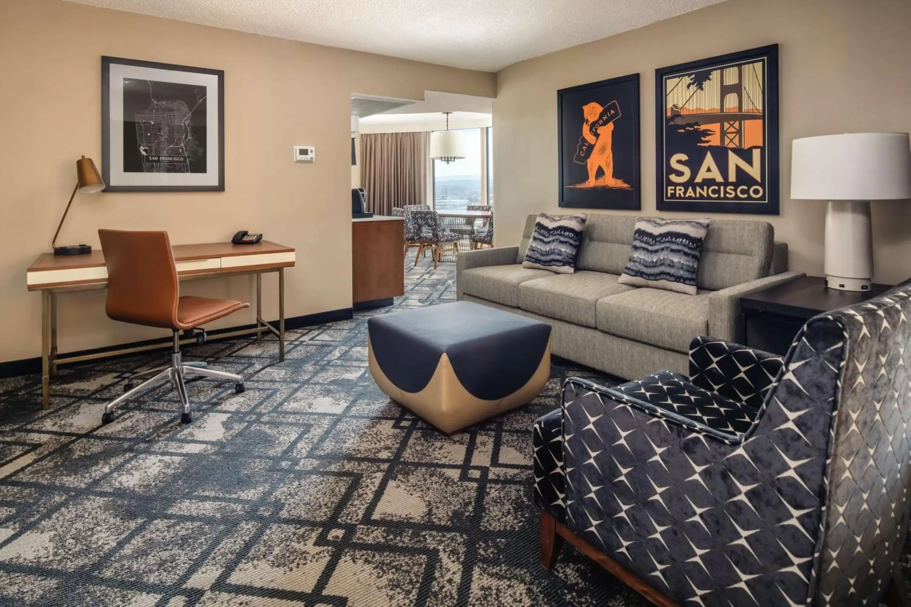 Living room, Seating Area in Embassy Suites San Francisco Airport - South San Francisco