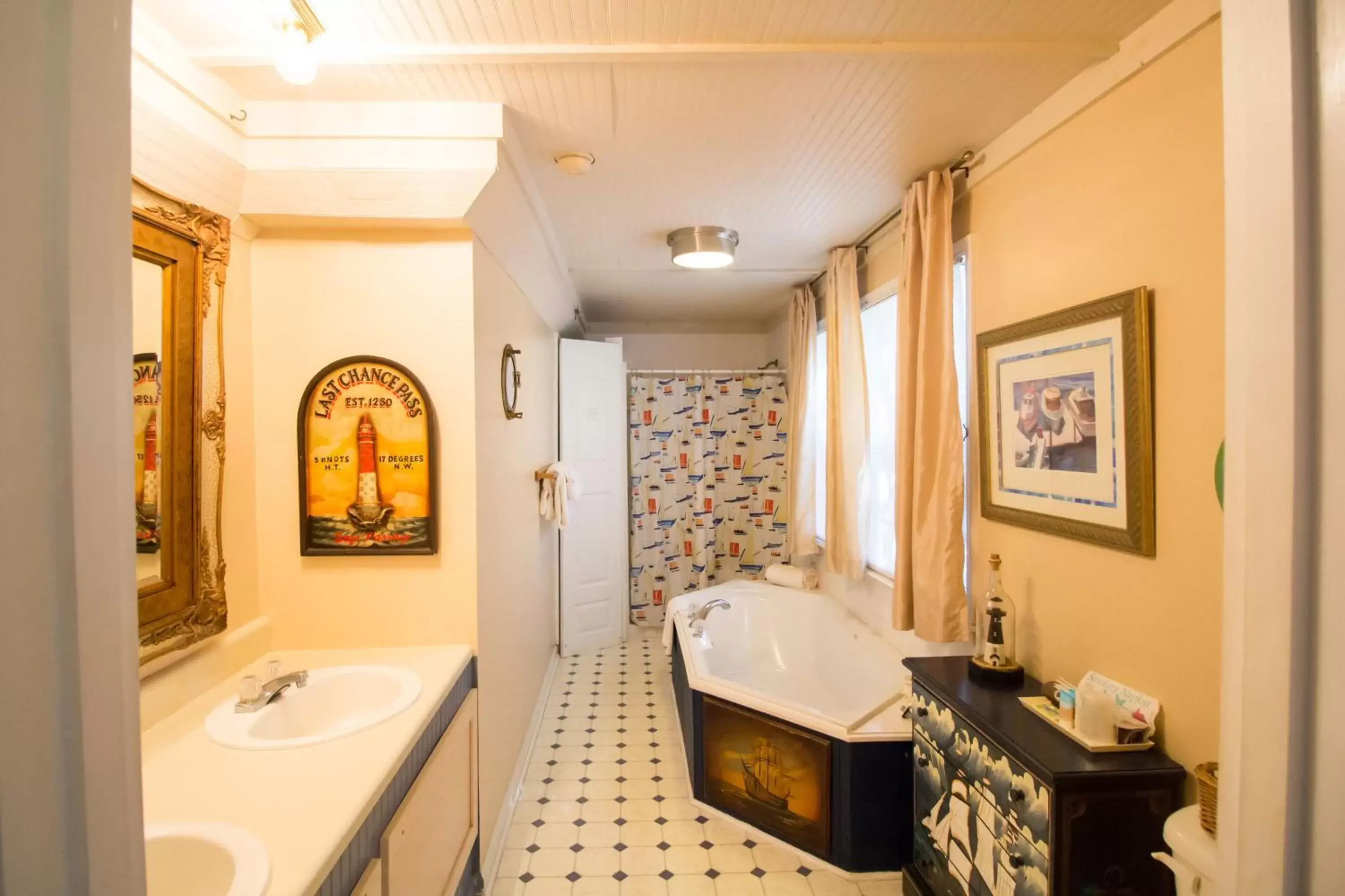 Bathroom in Tybee Island Inn Bed & Breakfast