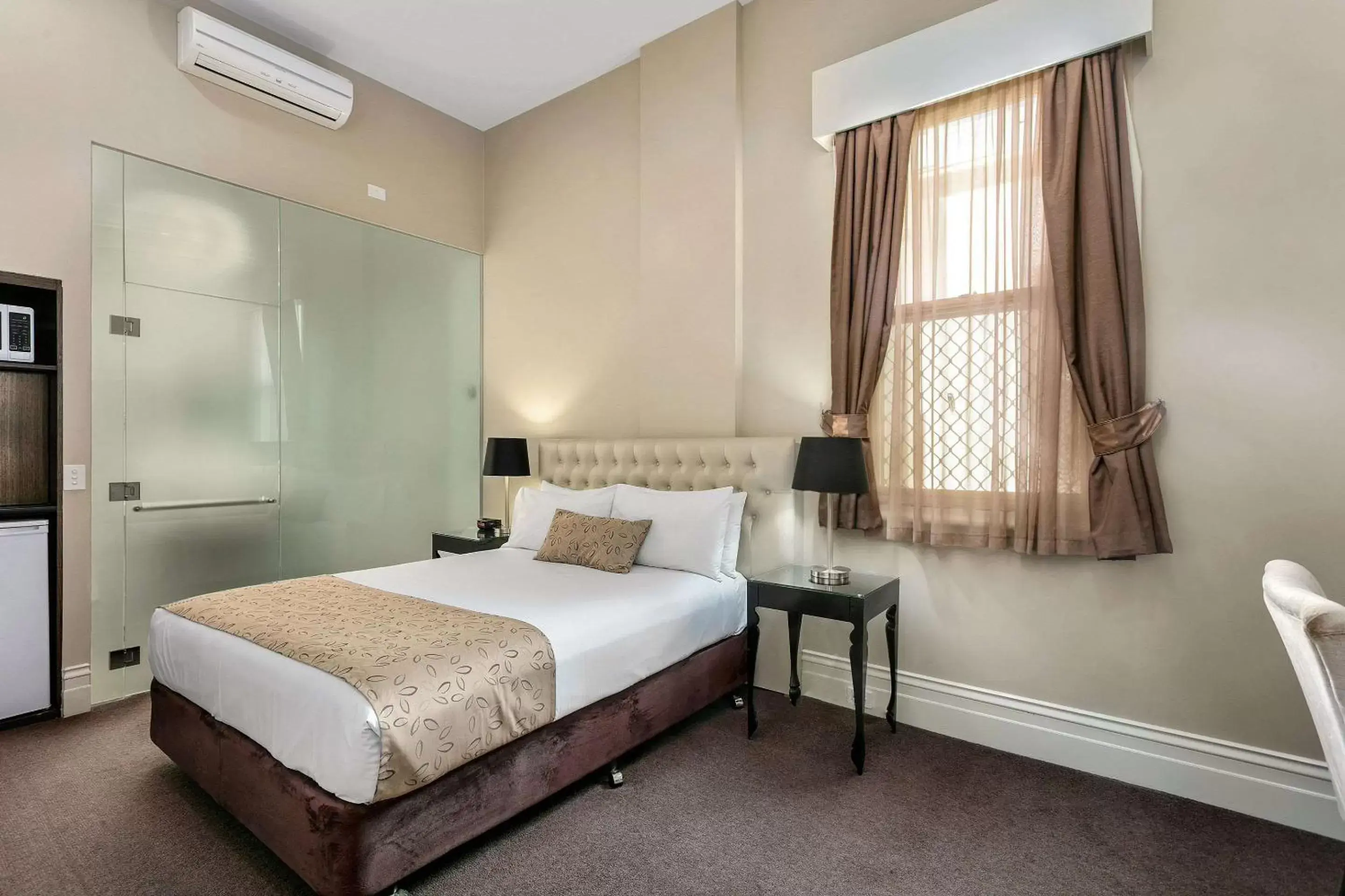 Bedroom, Bed in Quality Inn The George Hotel Ballarat