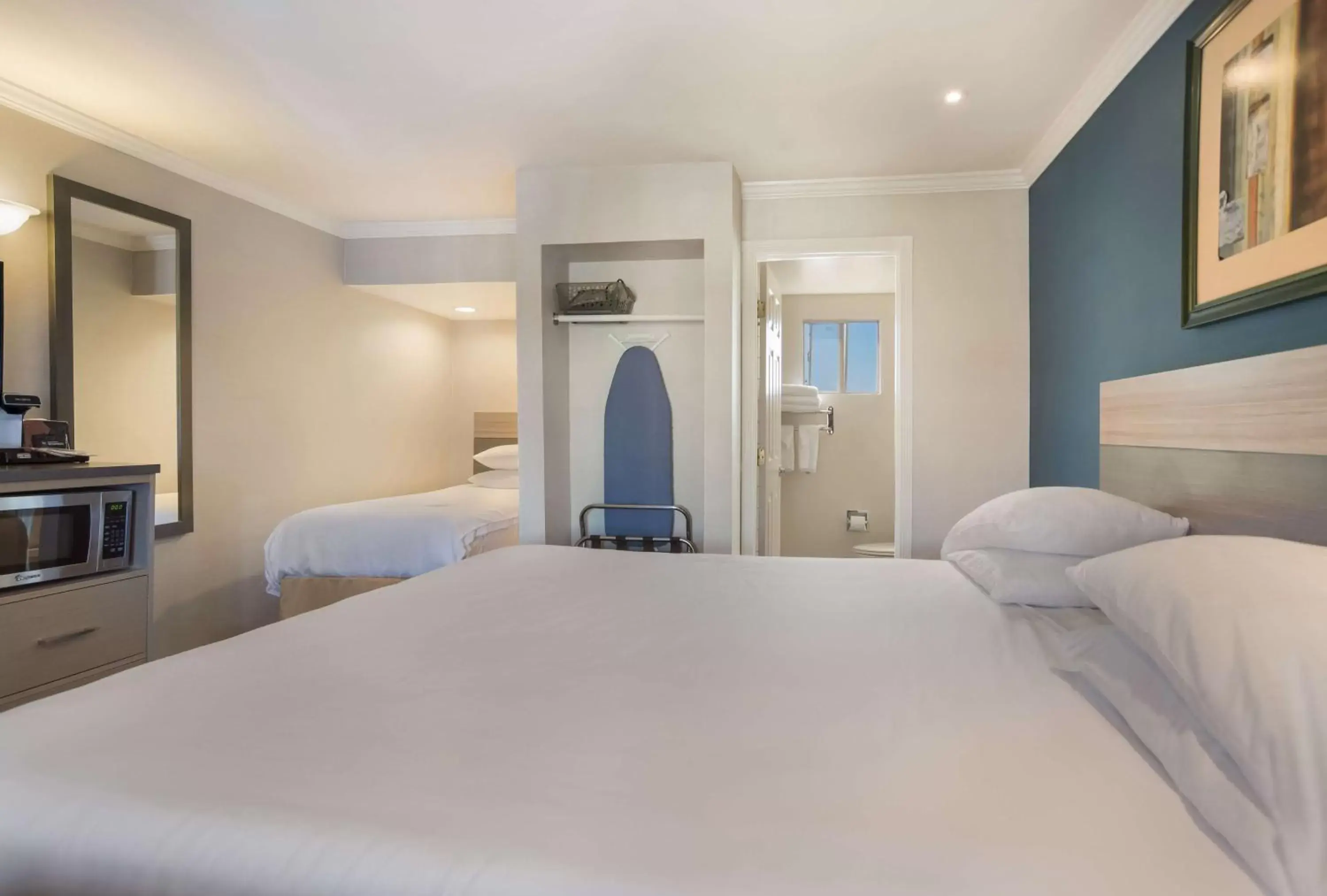 Bedroom, Bed in SureStay Hotel by Best Western San Rafael