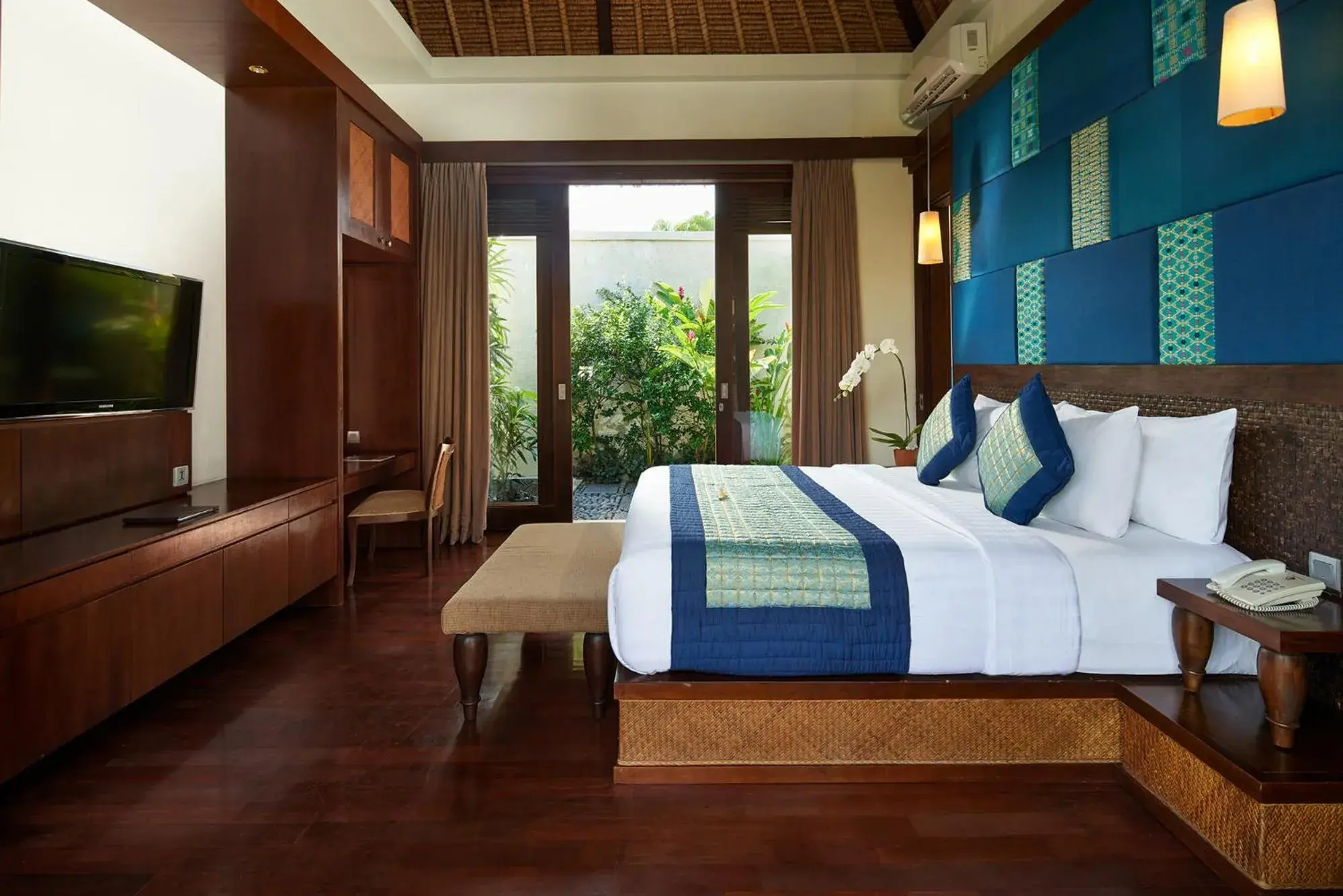 Bed in Mahagiri Villas Sanur