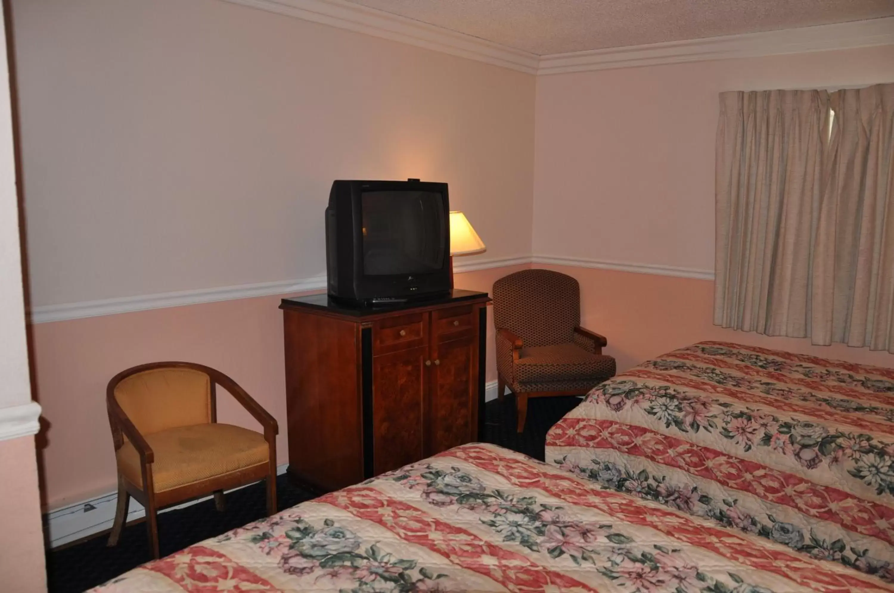 Photo of the whole room, TV/Entertainment Center in Super 8 by Wyndham Hayward Downtown