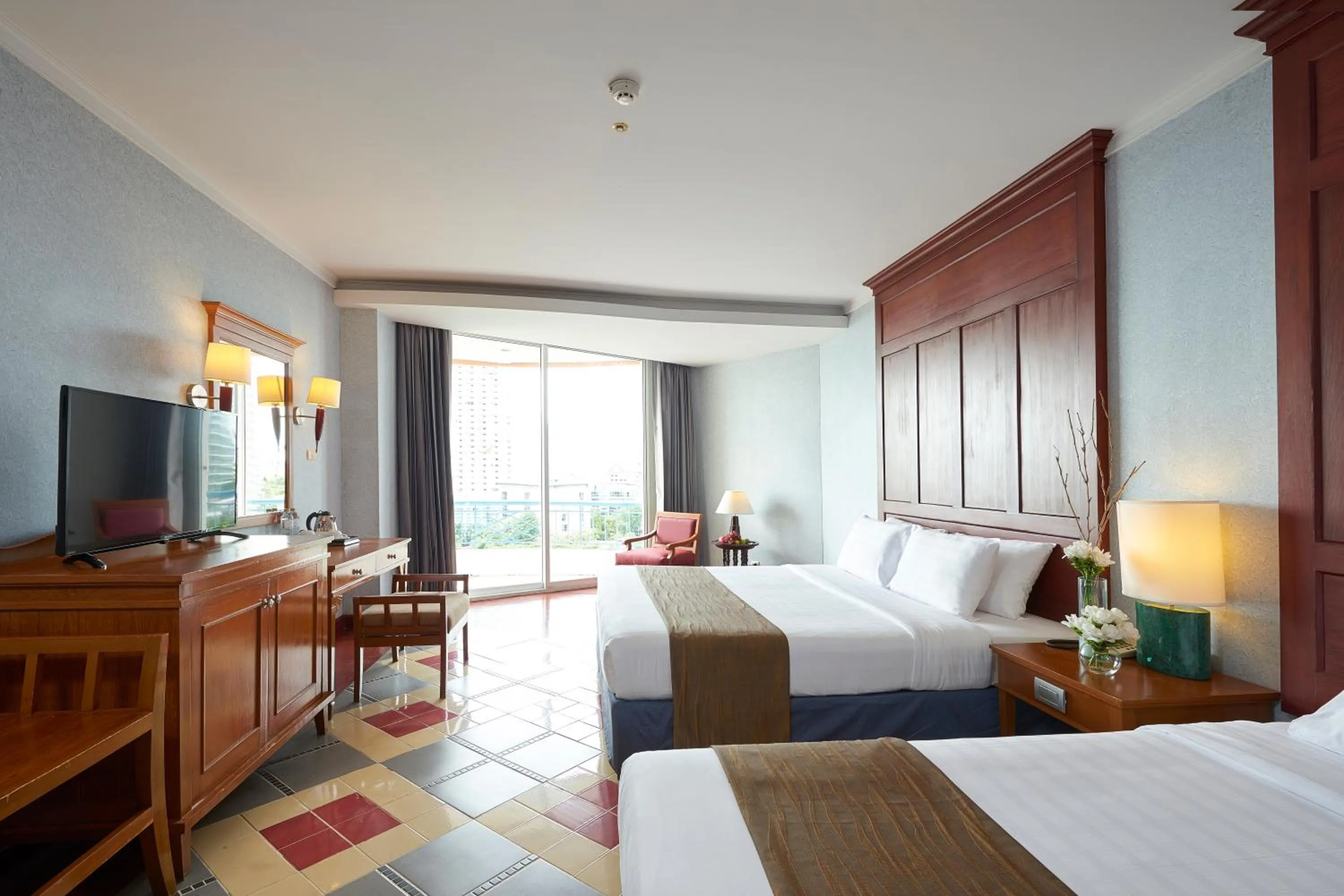 Bed in Long Beach Garden Hotel & Pavilions