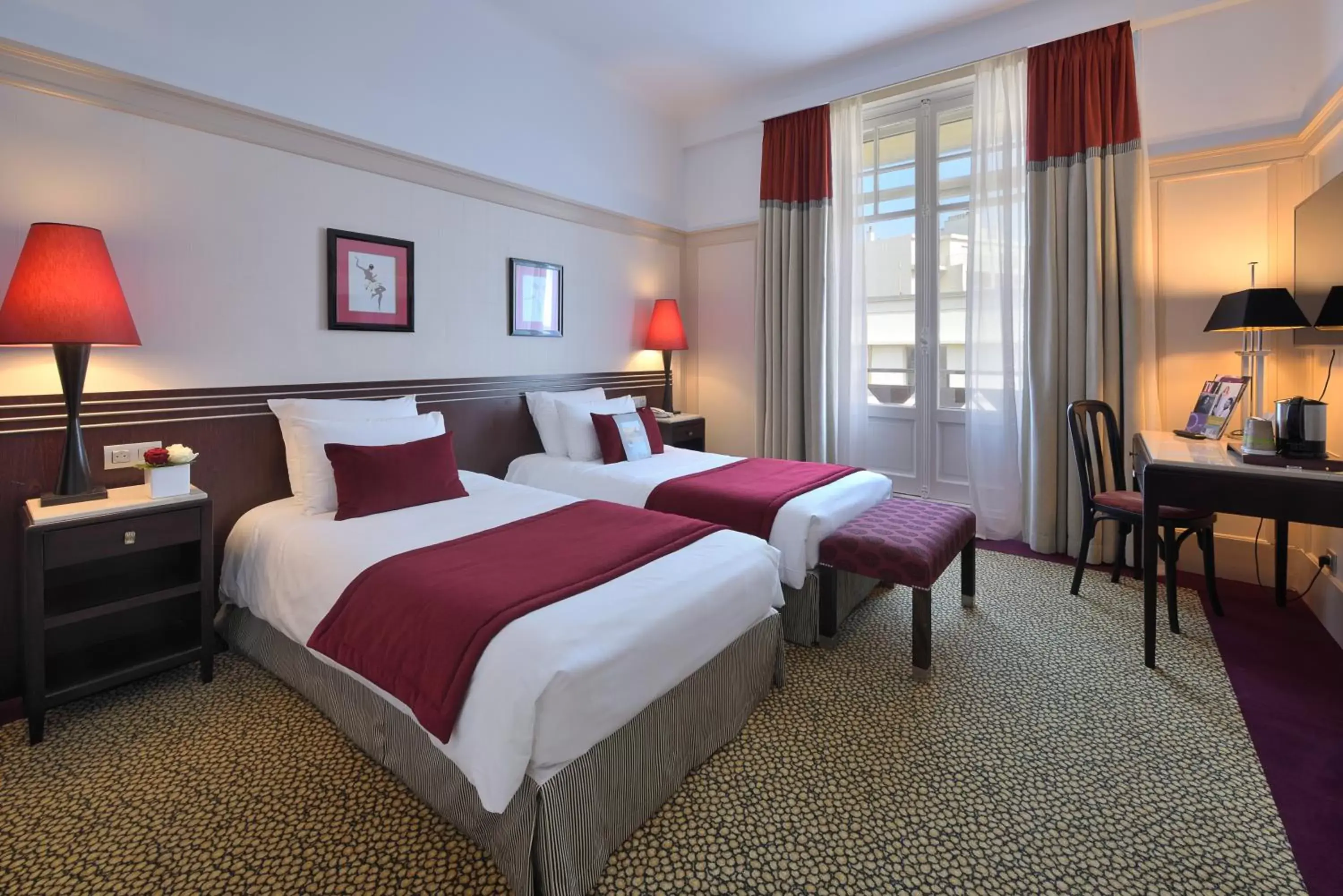 Photo of the whole room, Bed in Mercure Plaza Biarritz Centre