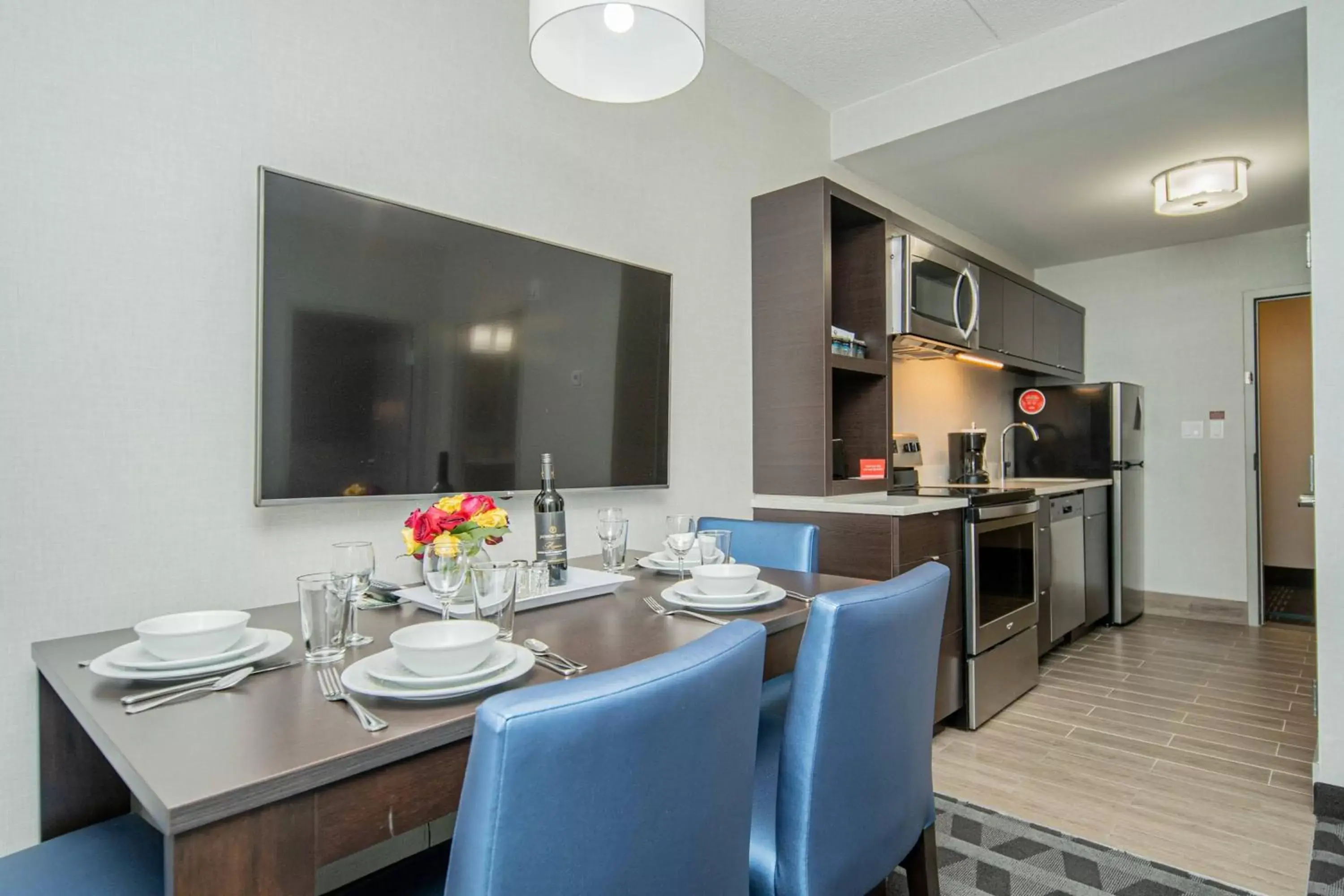Bedroom, Dining Area in TownePlace Suites by Marriott Brantford and Conference Centre