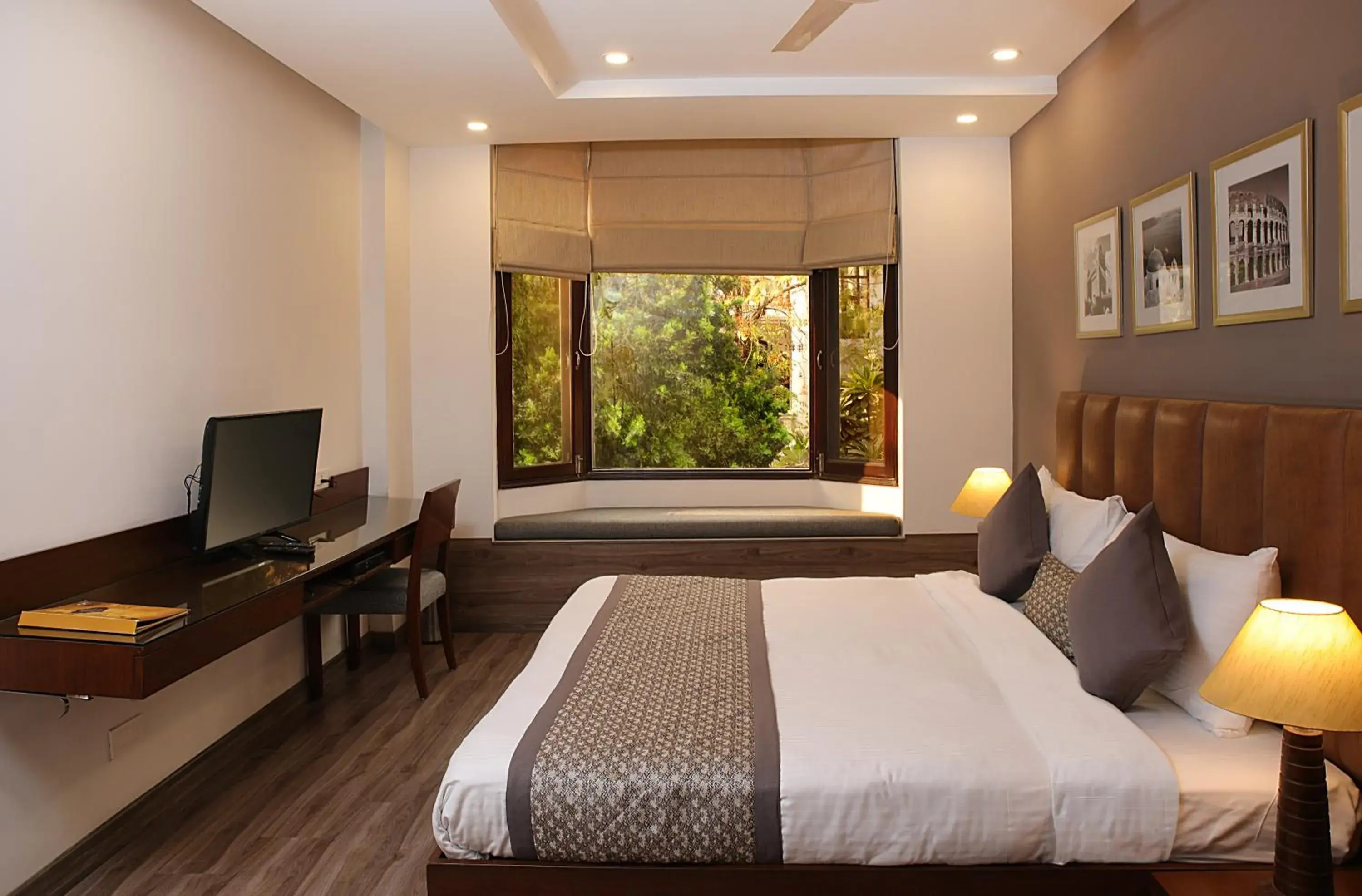 Bedroom, Bed in Ahuja Residency DLF Phase 2