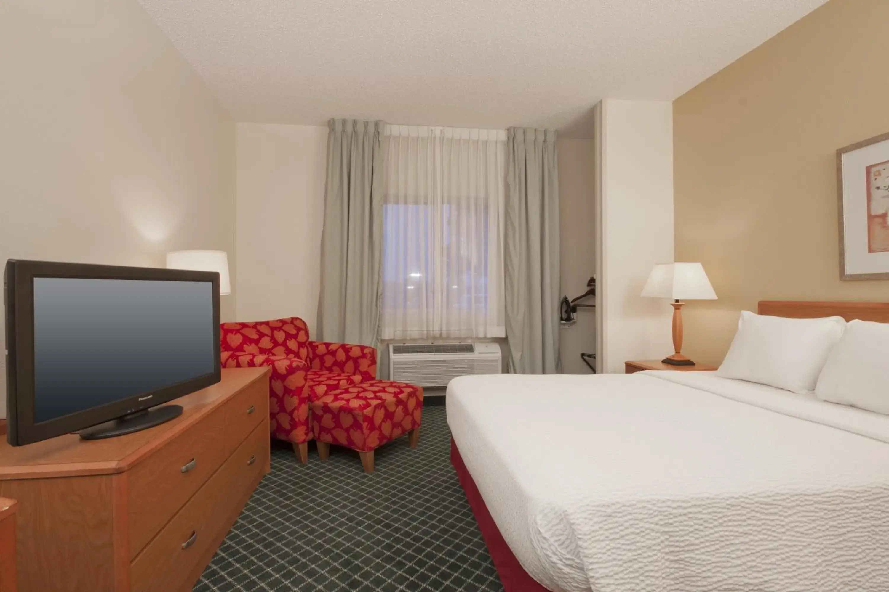 Bed, TV/Entertainment Center in AmericInn by Wyndham Davenport