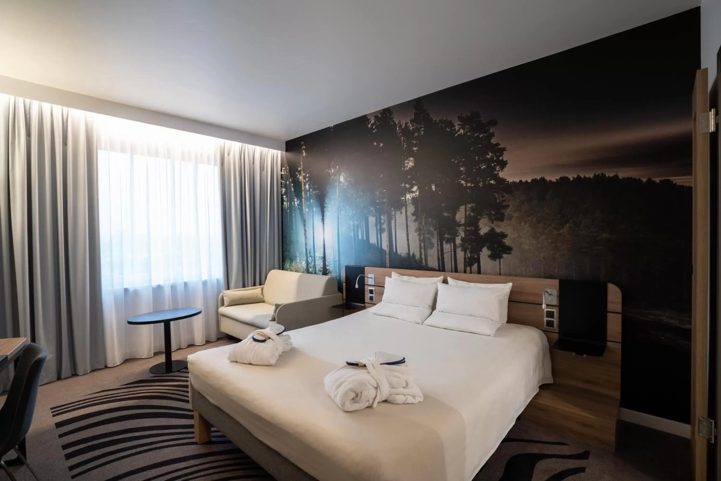 Property building, Bed in Novotel Vilnius Centre