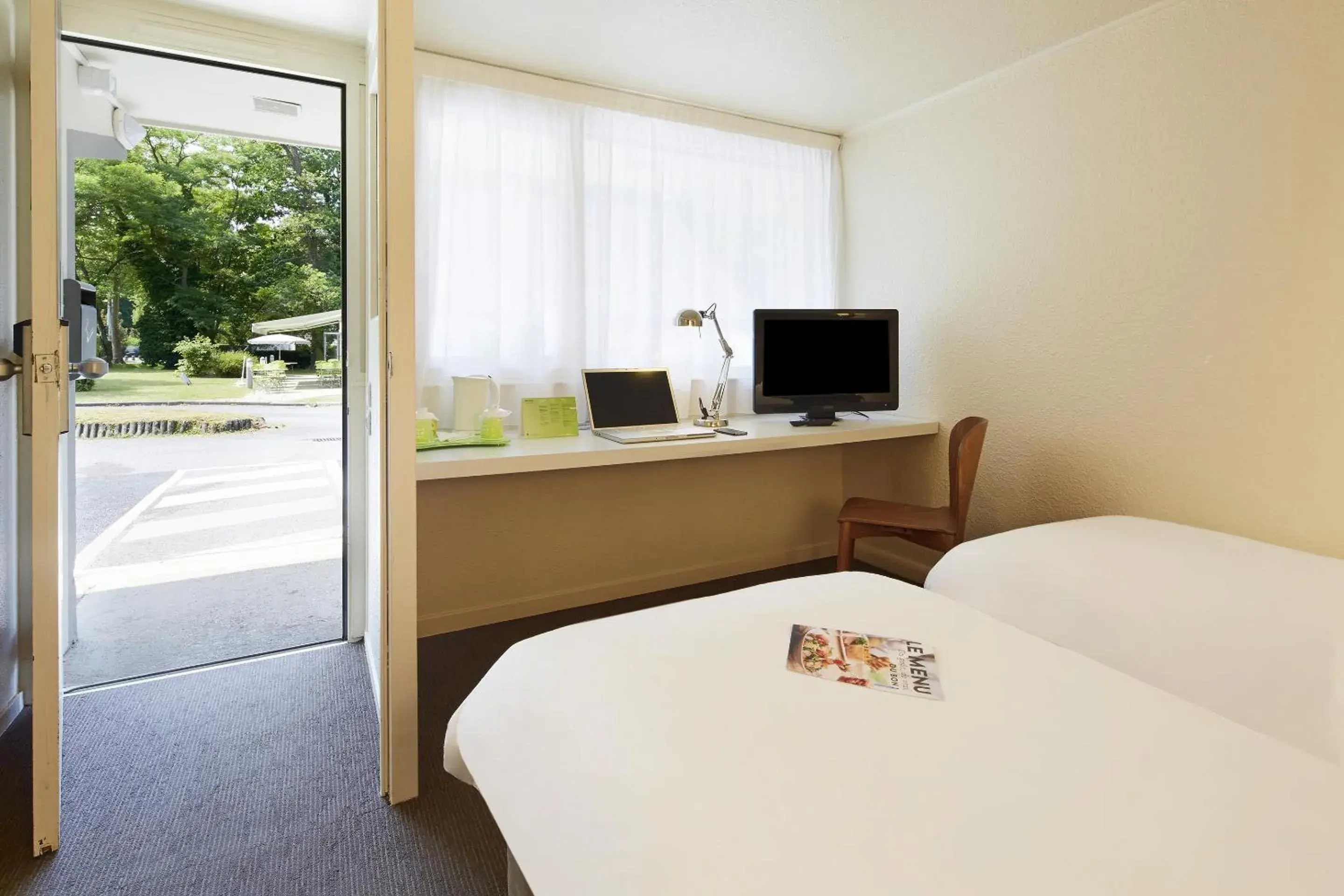 Photo of the whole room, TV/Entertainment Center in Campanile Hotel Compiegne