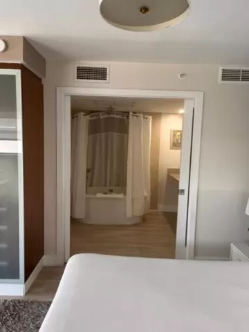 Bedroom, Bed in Suites at The Strand on Ocean Drive