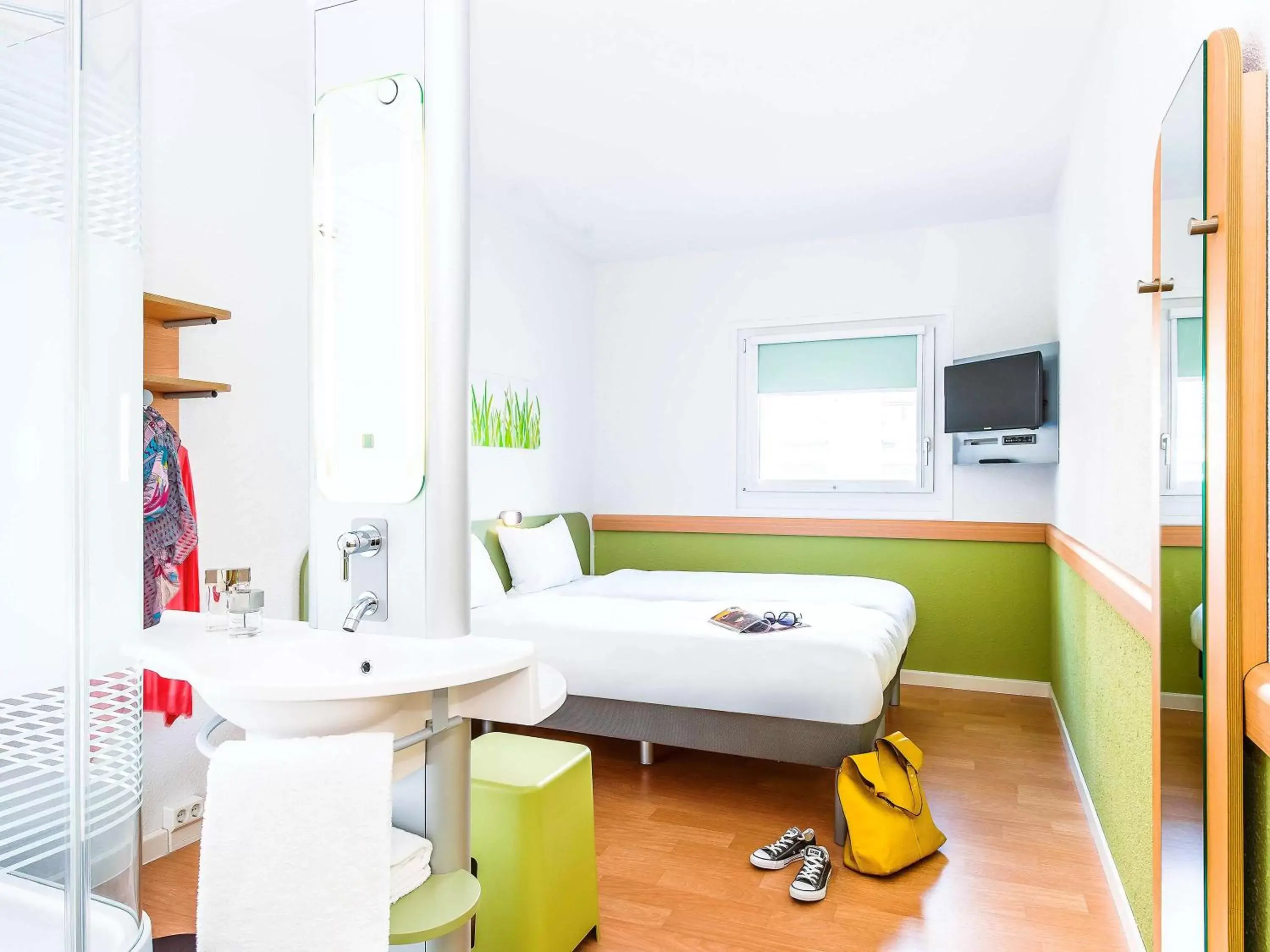 Photo of the whole room, Bathroom in ibis budget Saint-Quentin Centre Gare