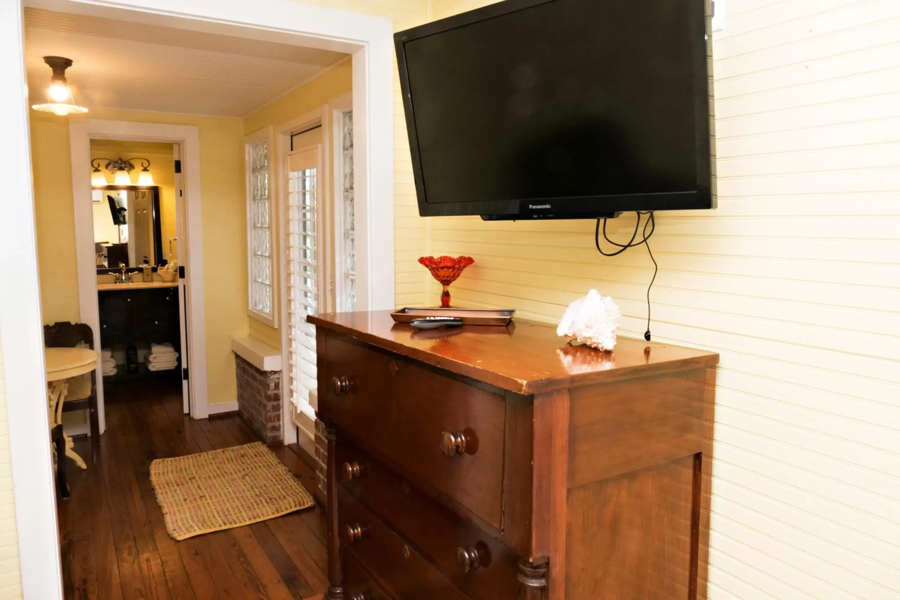 Bedroom, TV/Entertainment Center in Beachview Inn and Spa