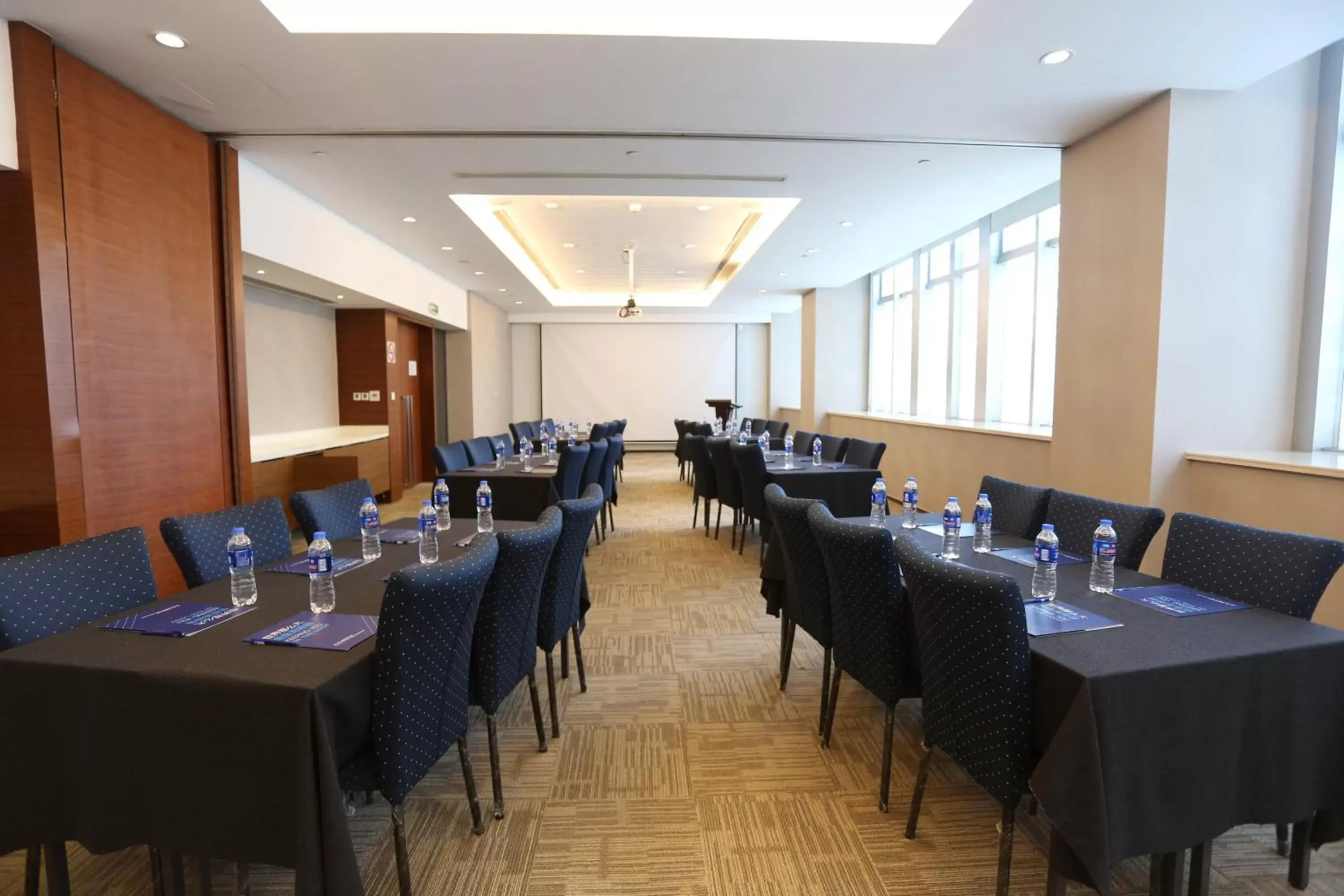 Meeting/conference room, Restaurant/Places to Eat in Holiday Inn Express Shanghai Jinsha, an IHG Hotel