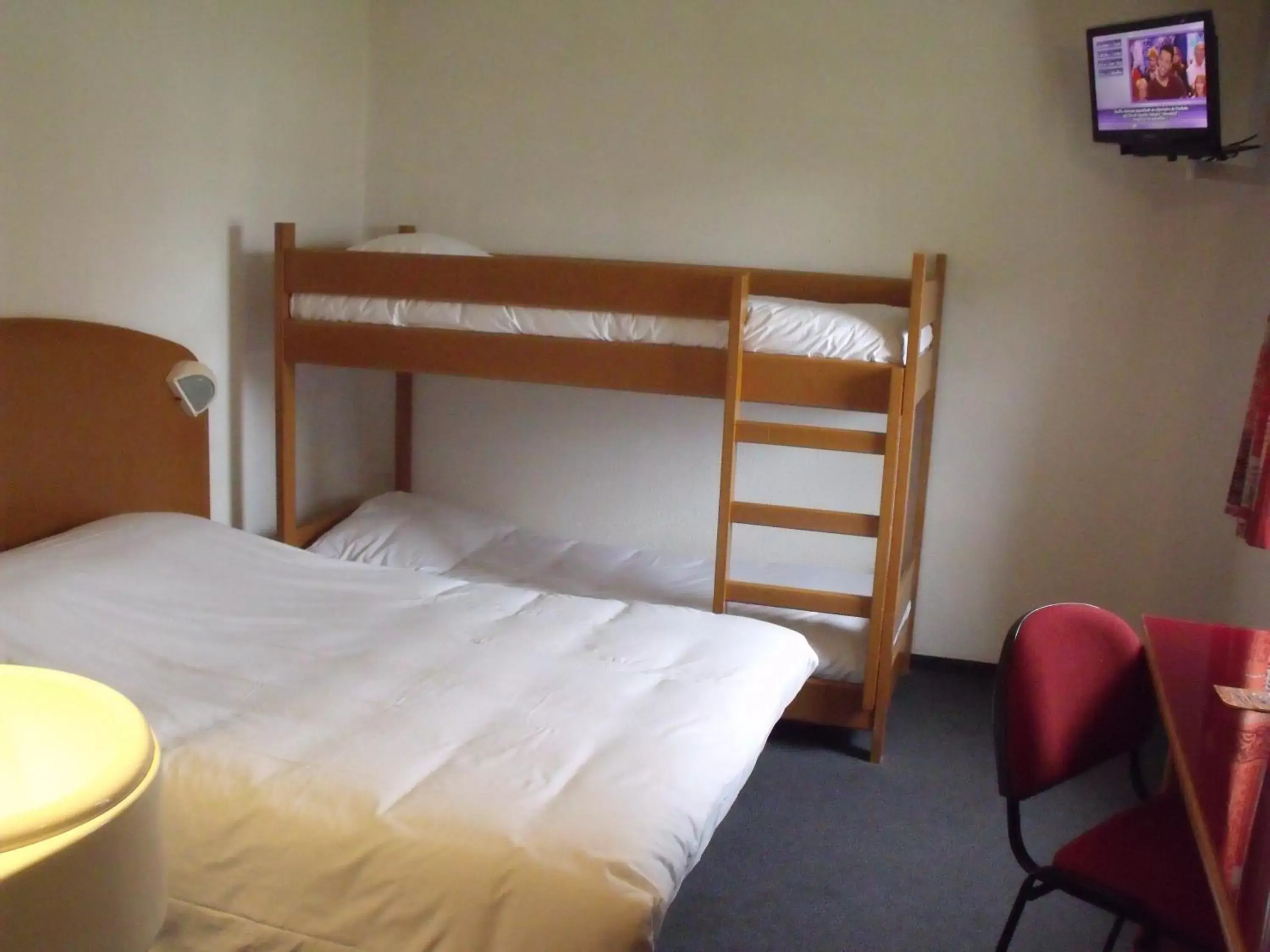 Photo of the whole room, Bunk Bed in Quick Palace Auxerre