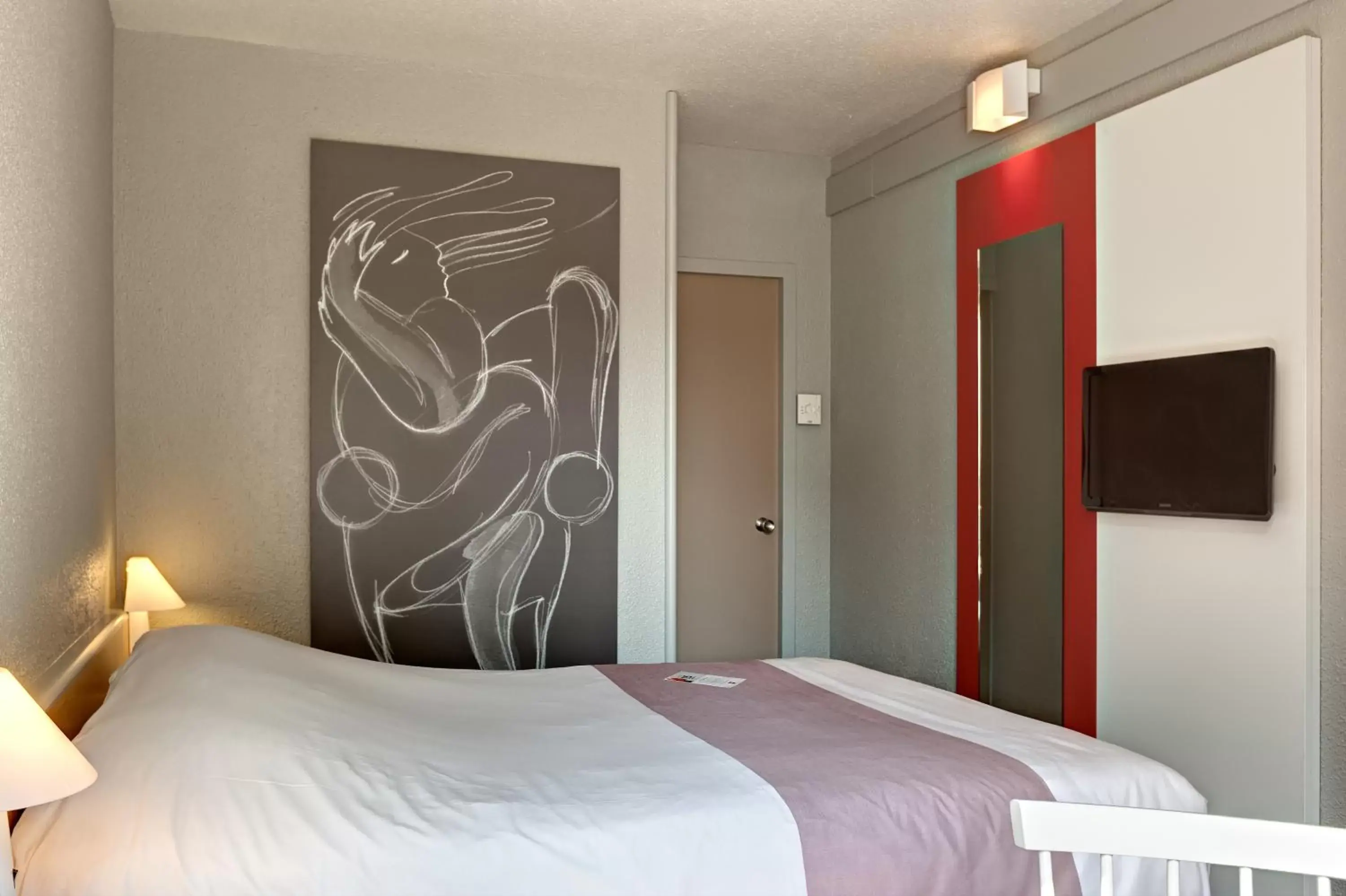 Photo of the whole room, Bed in ibis La Roche Sur Yon Vendespace