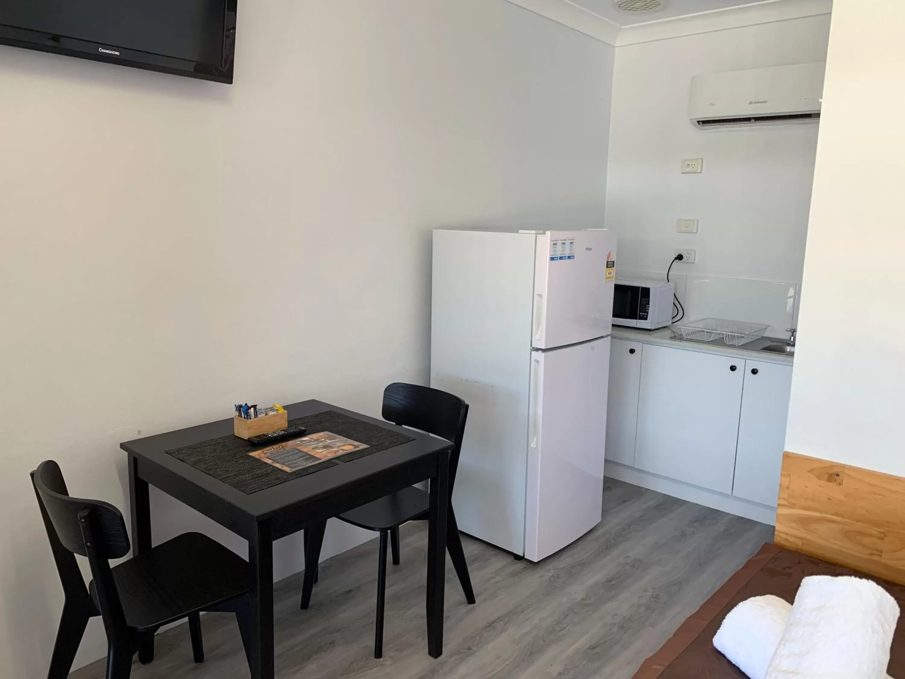 TV and multimedia, Kitchen/Kitchenette in Baths Motel Moree