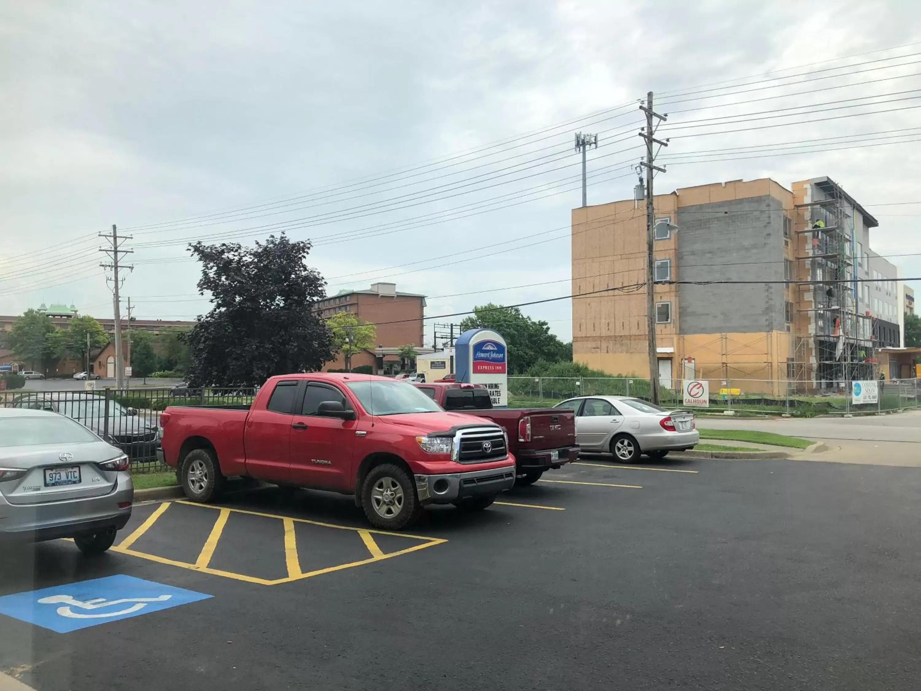 Property Building in Howard Johnson by Wyndham Airport