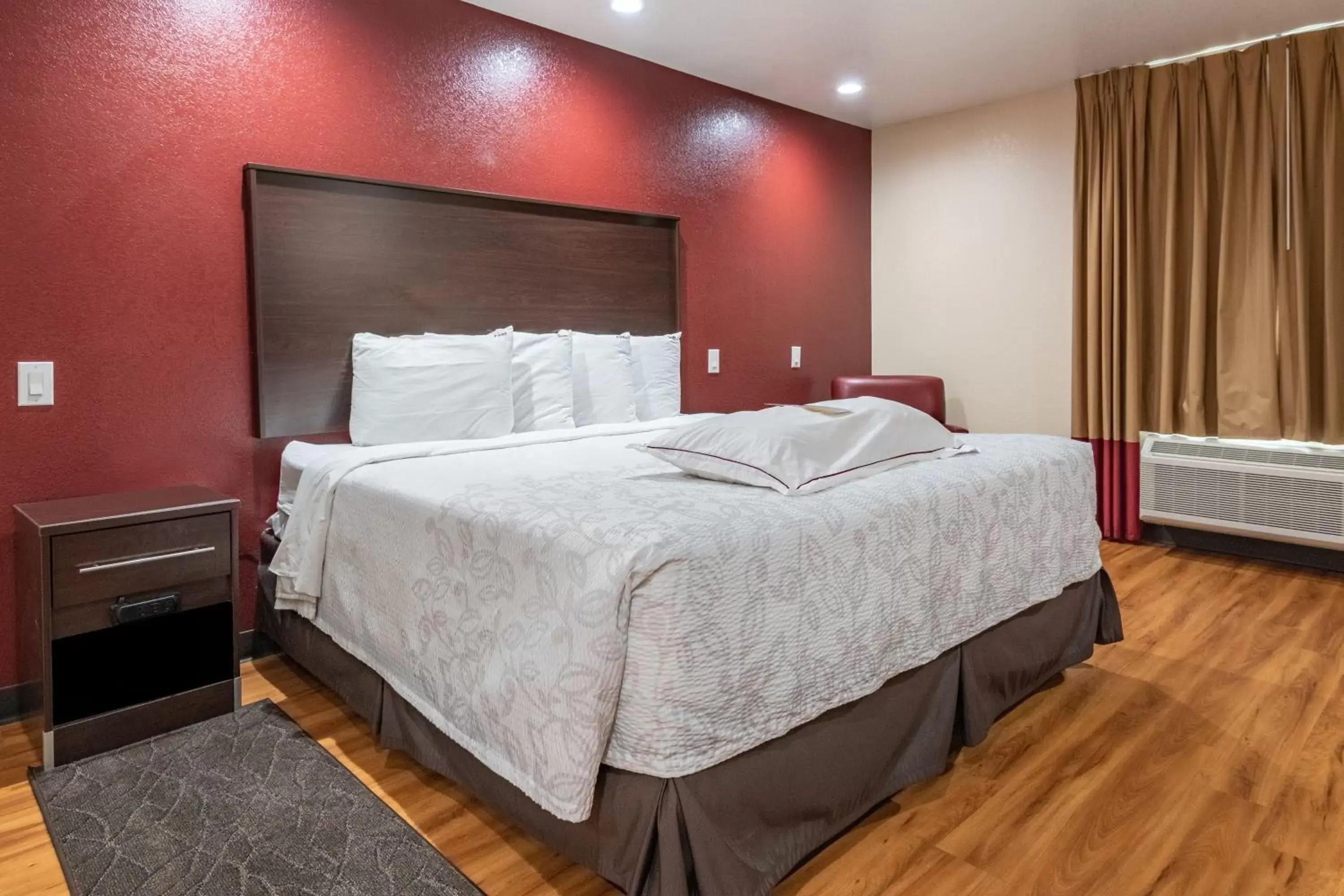Photo of the whole room, Bed in Red Roof Inn PLUS+ Fort Worth - Burleson