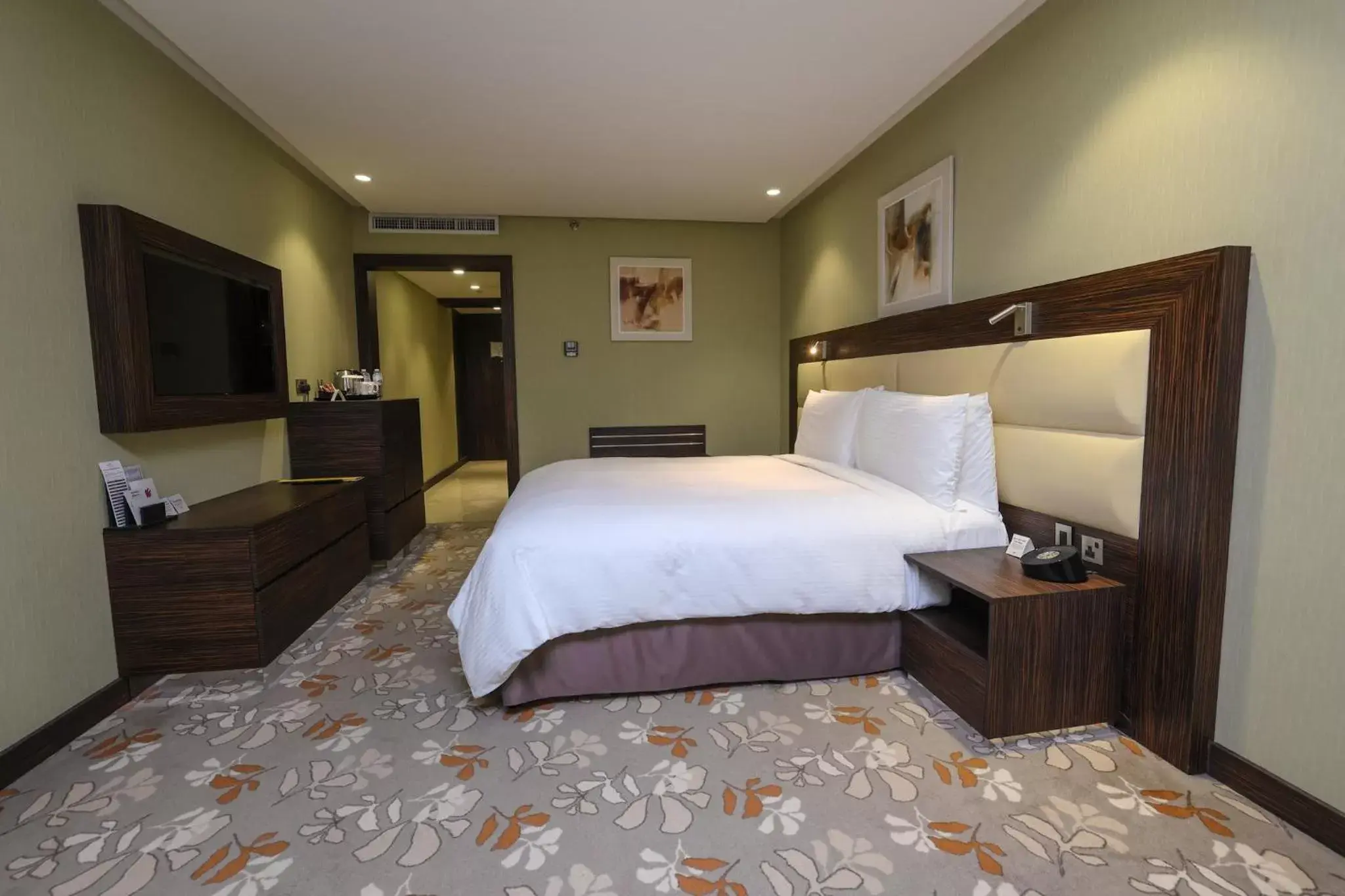 Photo of the whole room, Bed in Crowne Plaza Kuwait Al Thuraya City, an IHG Hotel