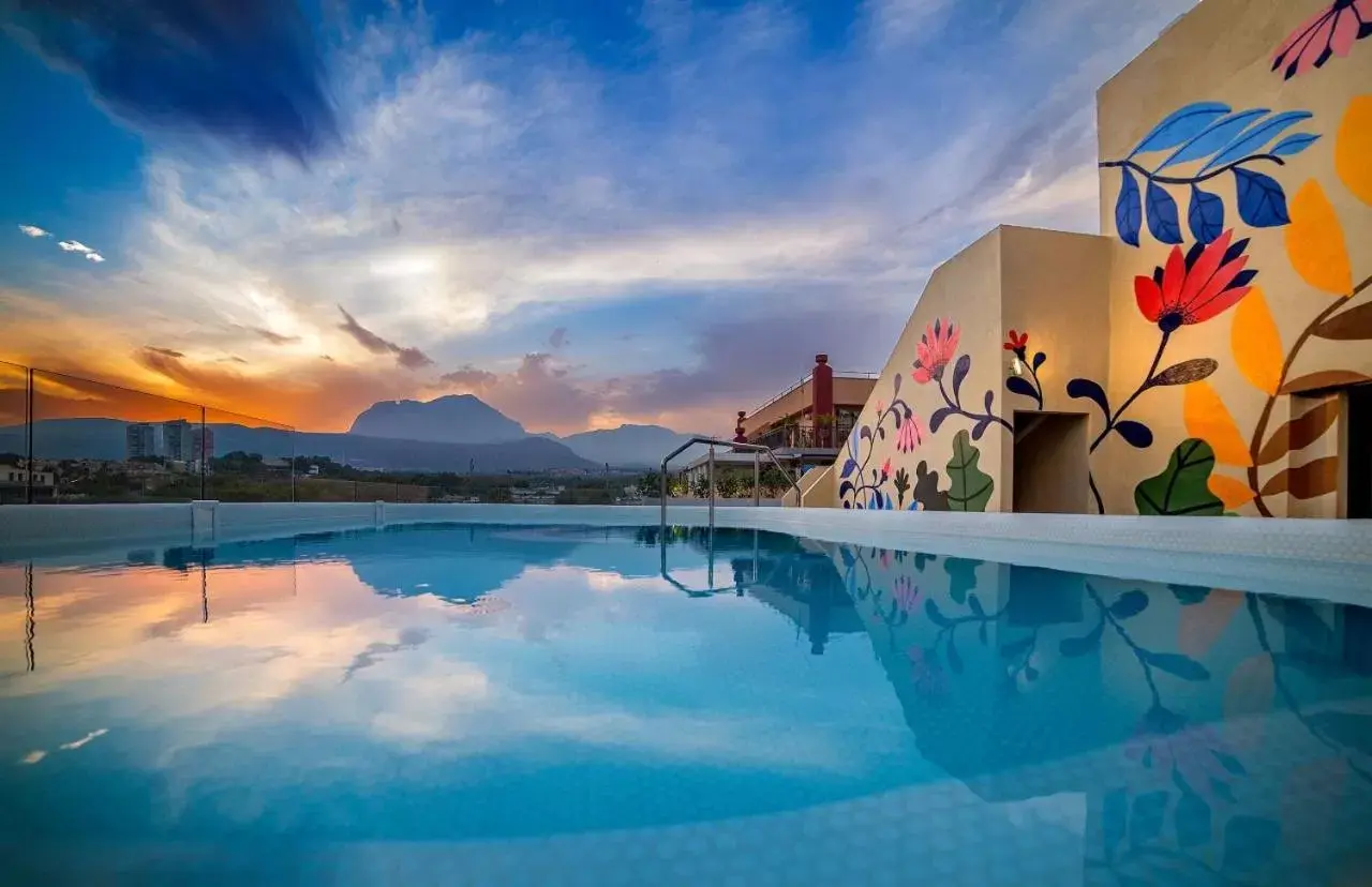 Swimming Pool in Hotel Carlos I