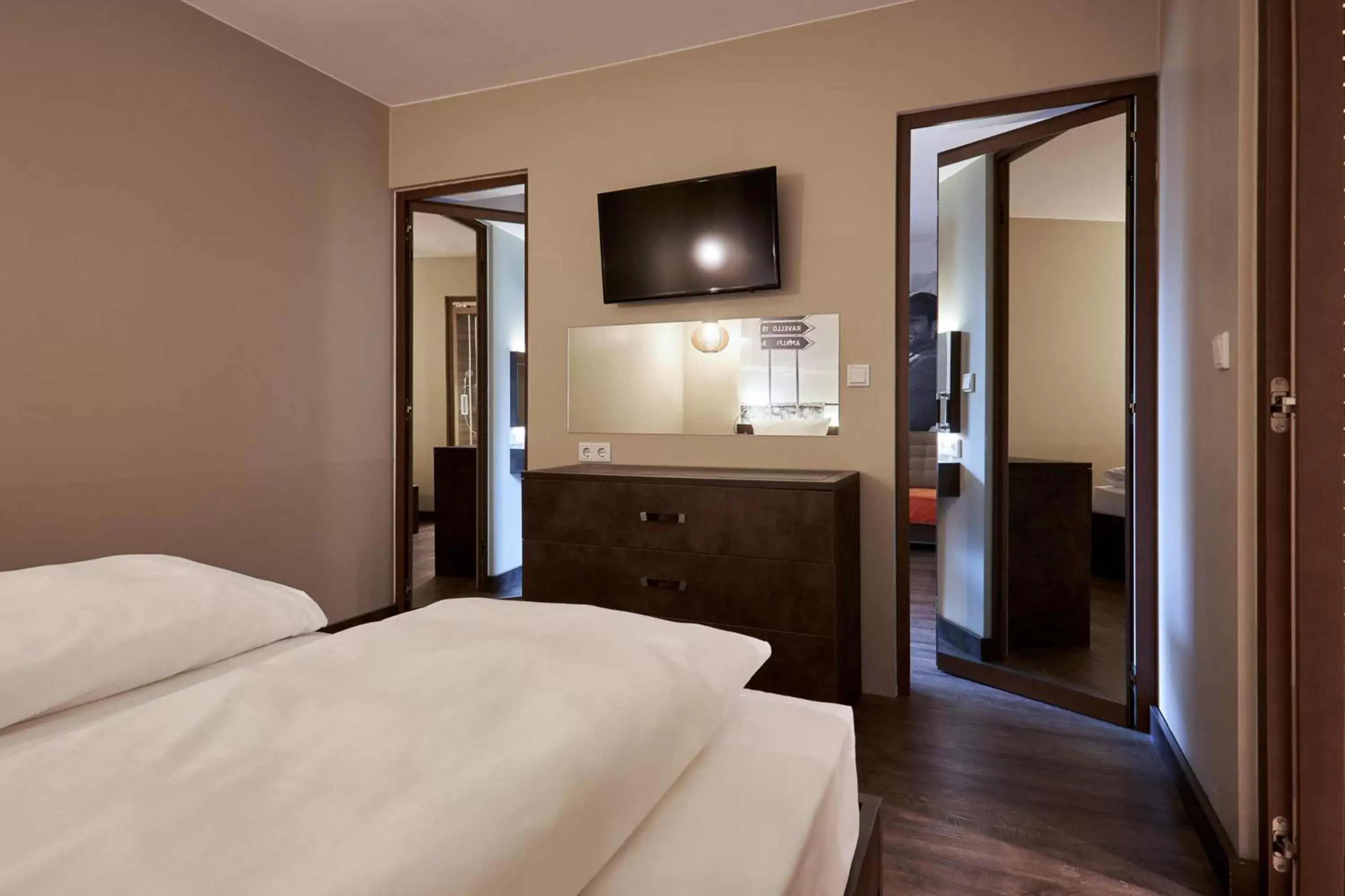 TV and multimedia, TV/Entertainment Center in Hotel GIO