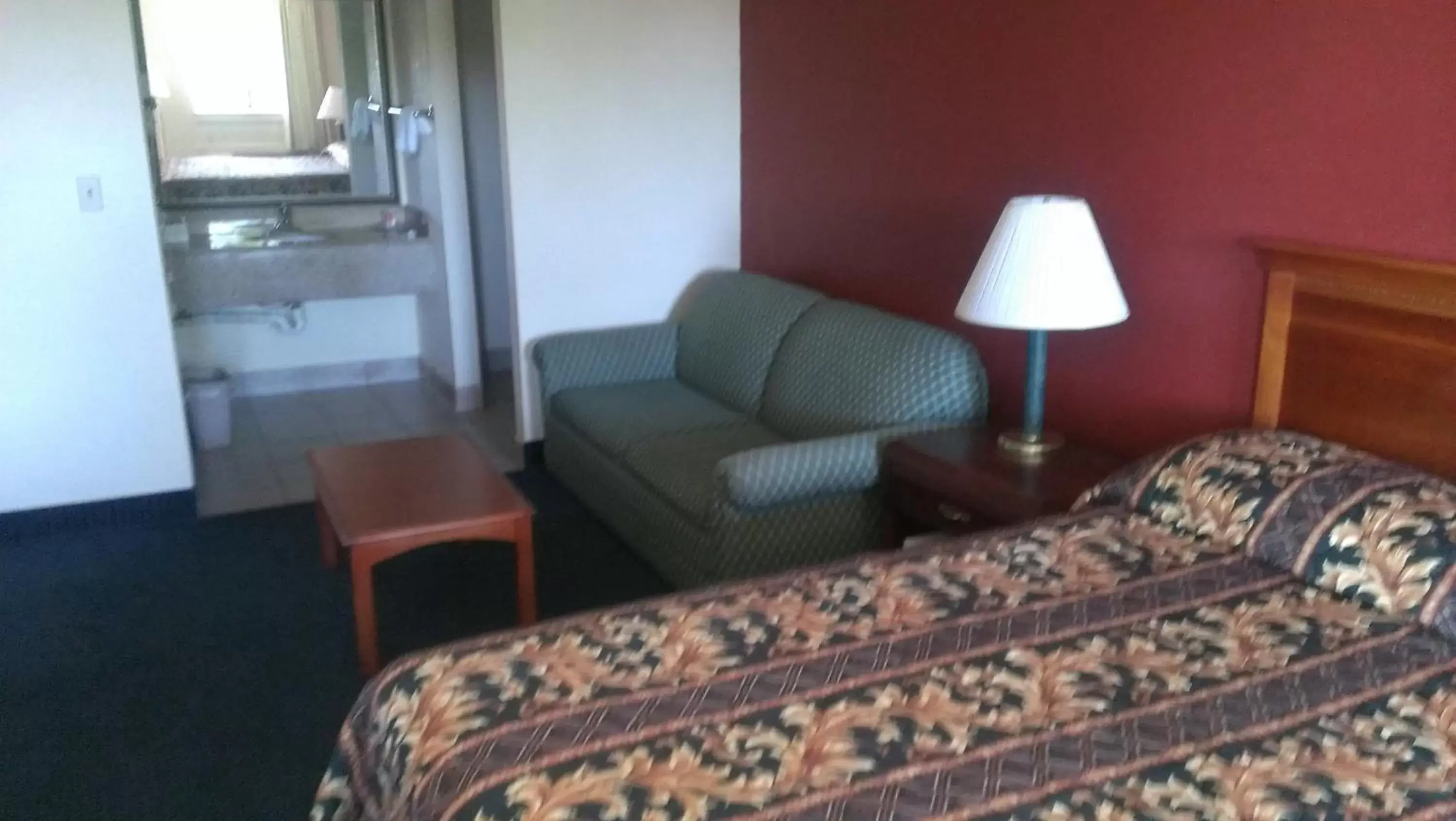 Bed, Seating Area in Red Carpet Inn Norwalk