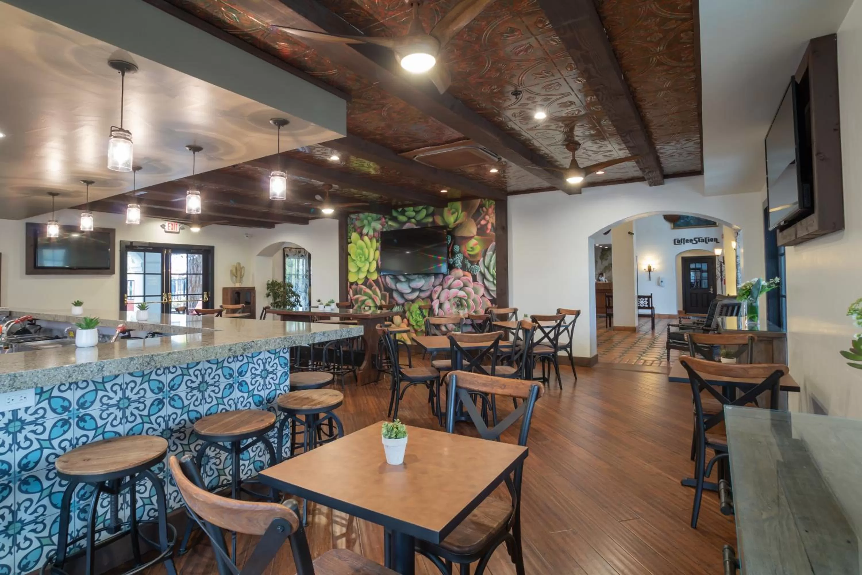 Lounge or bar in Oxford Suites Pismo Beach