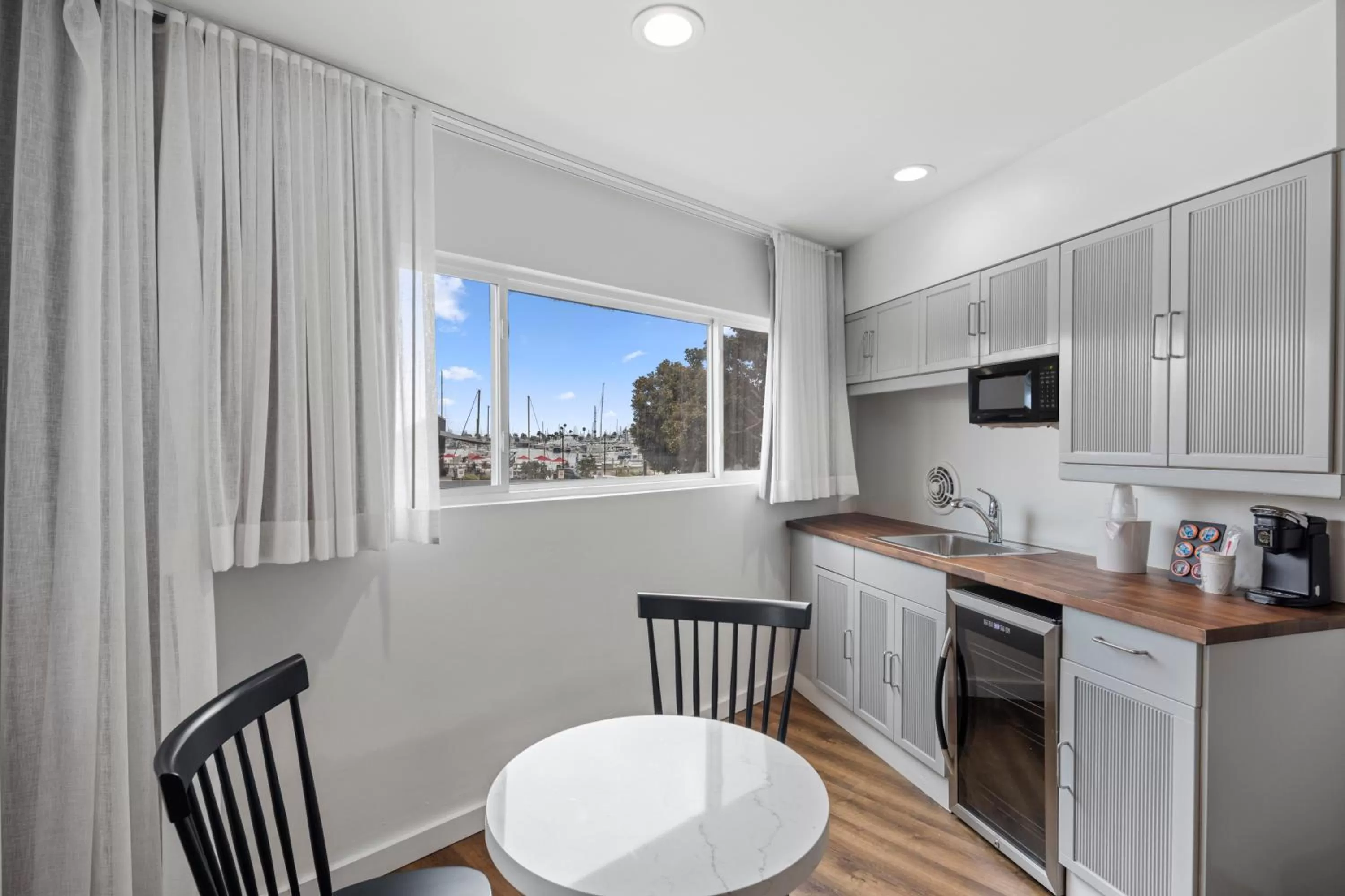Kitchen or kitchenette in Sea Harbor Hotel - San Diego