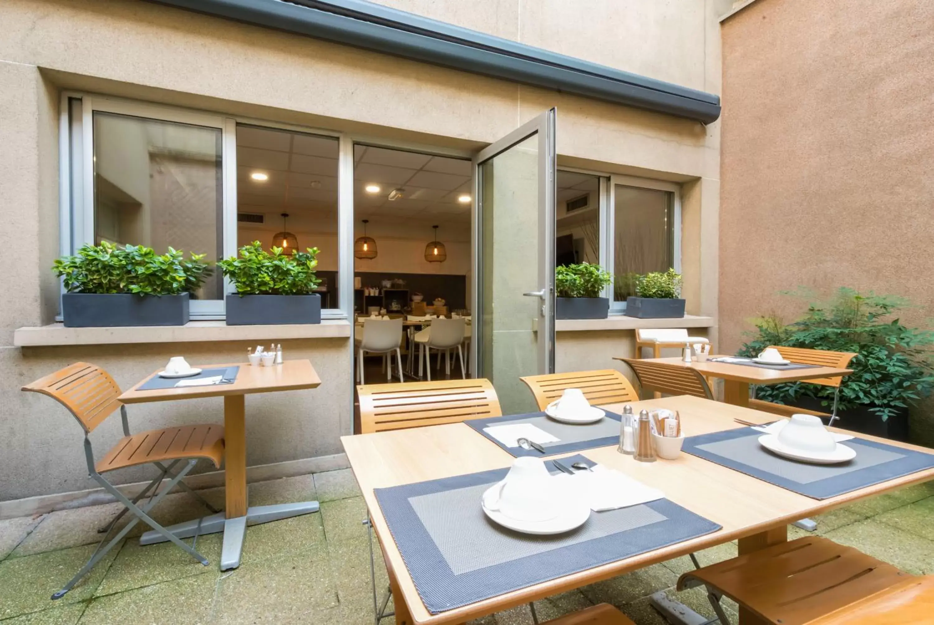 Patio, Restaurant/Places to Eat in Hotel Le Richemont